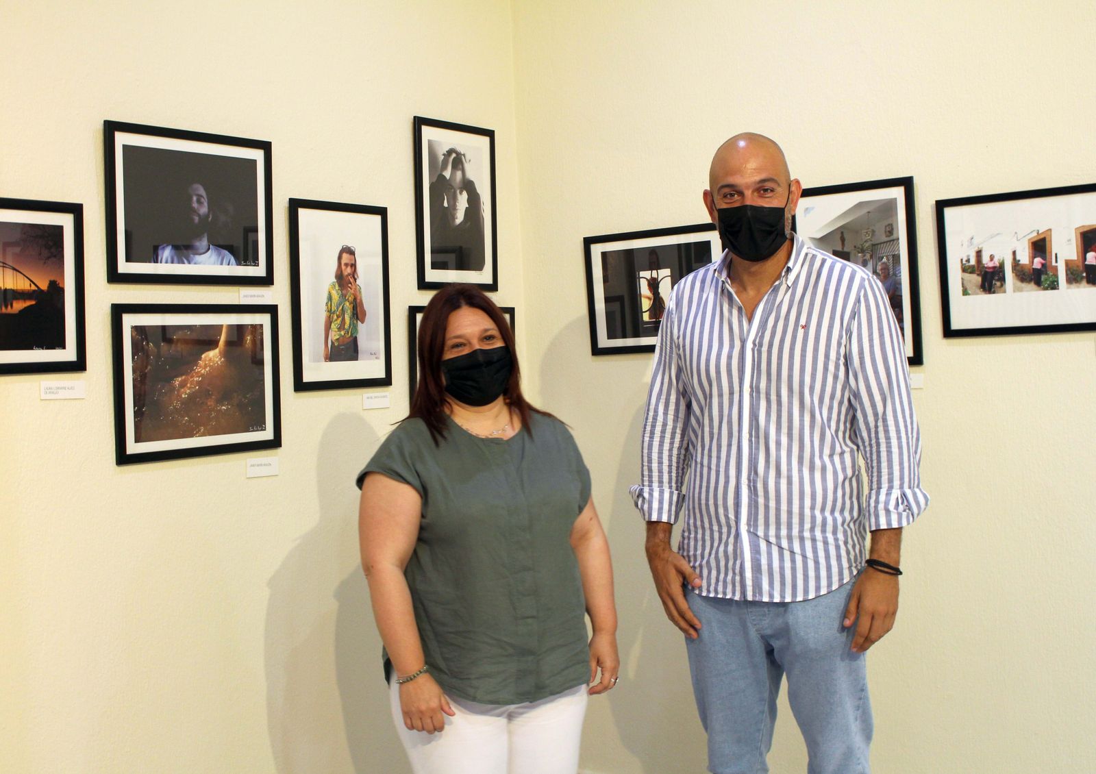 Susana Rivas y Rafael López, con algunas de las obras de la exposición.