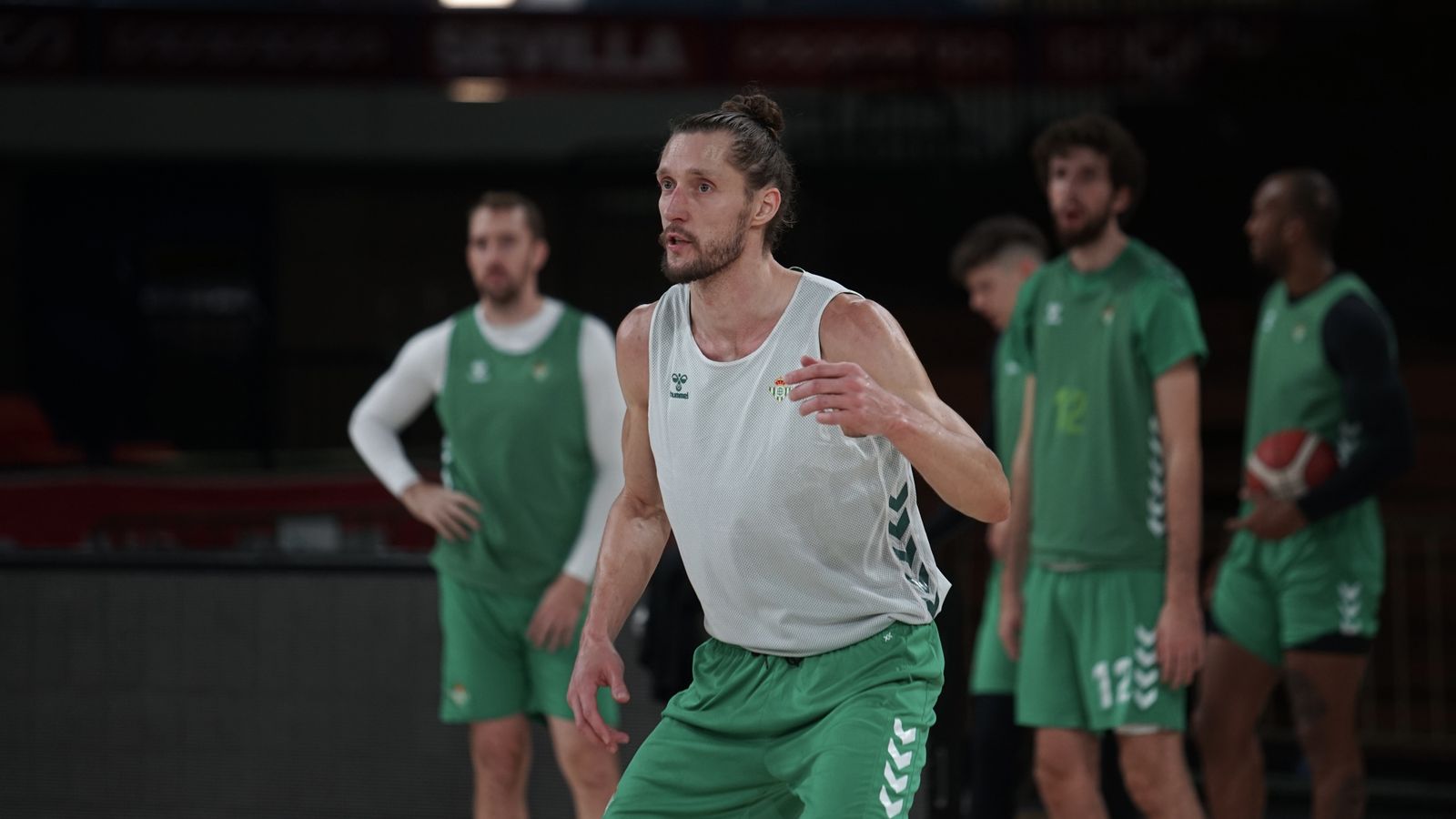 El pívot letón Kaspars Berzins refuerza el juego del Betis Baloncesto.