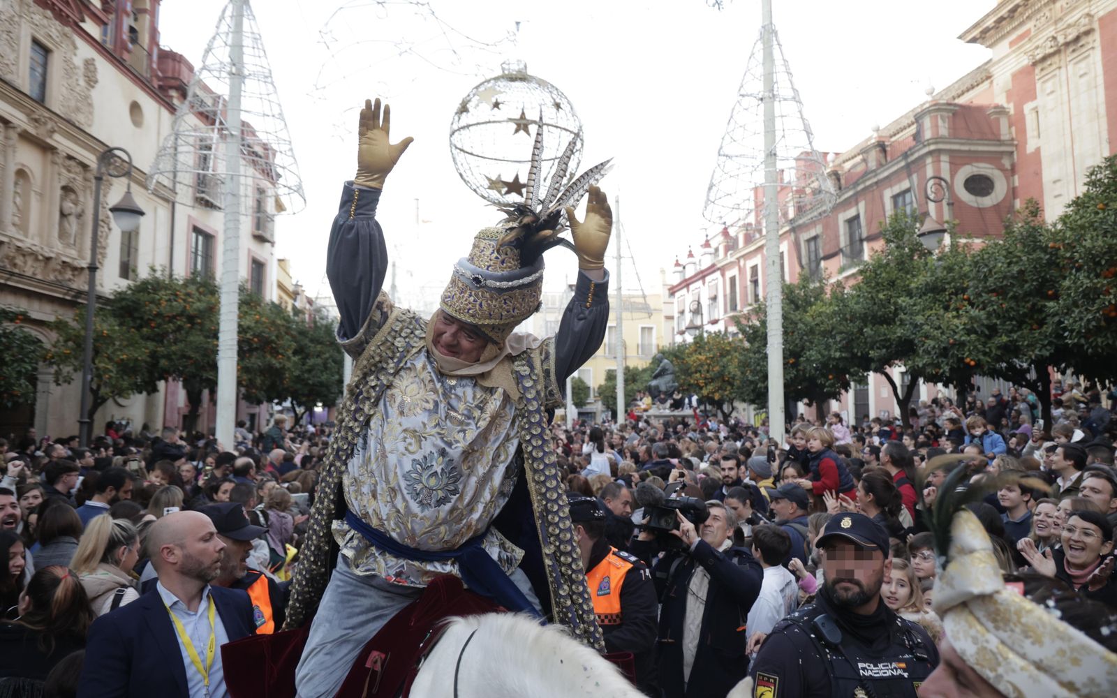 Las imágenes del Heraldo Real por las calles de Sevilla
