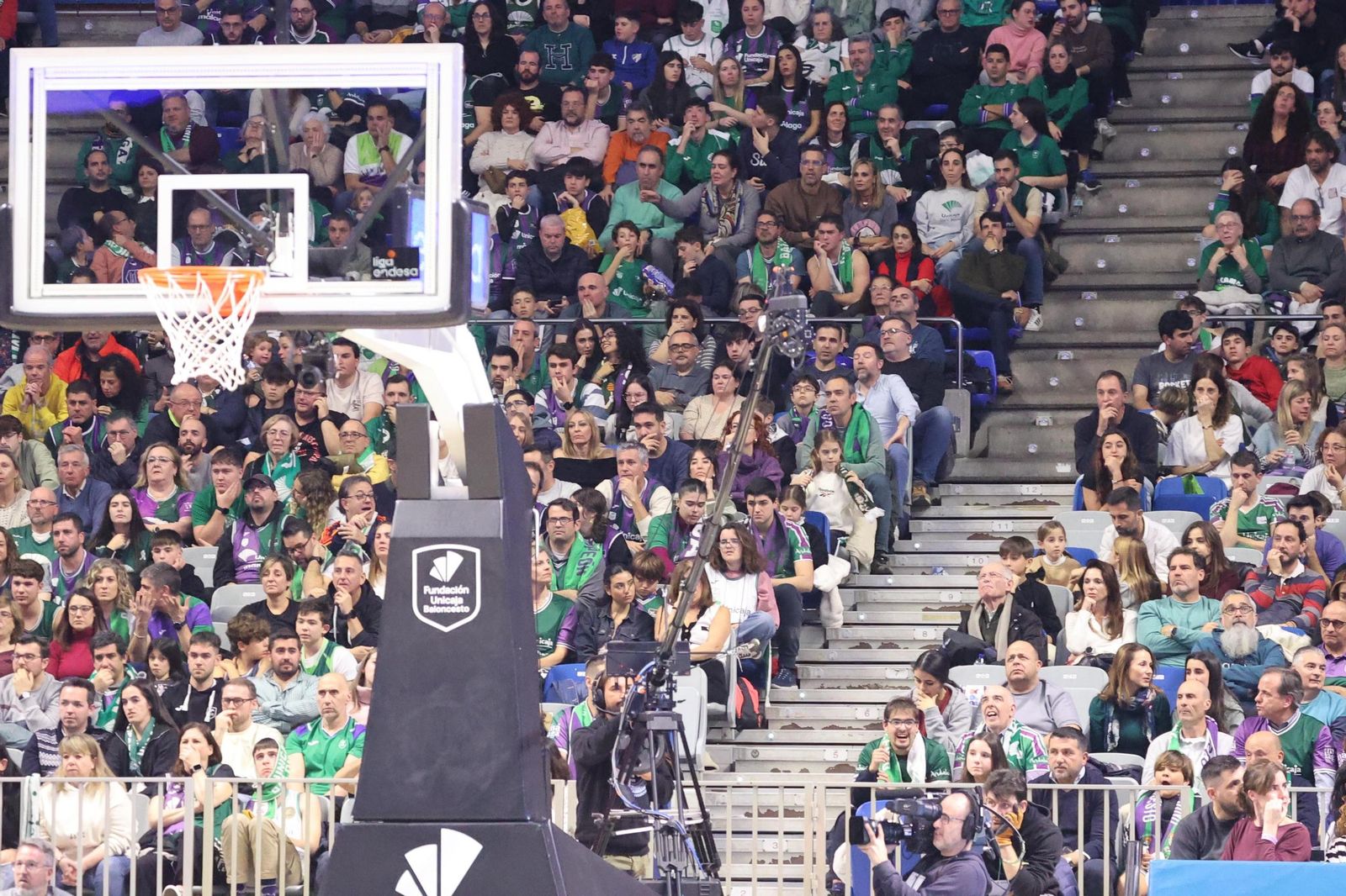 Búscate en las gradas del Carpena durante el Unicaja-Valencia Basket