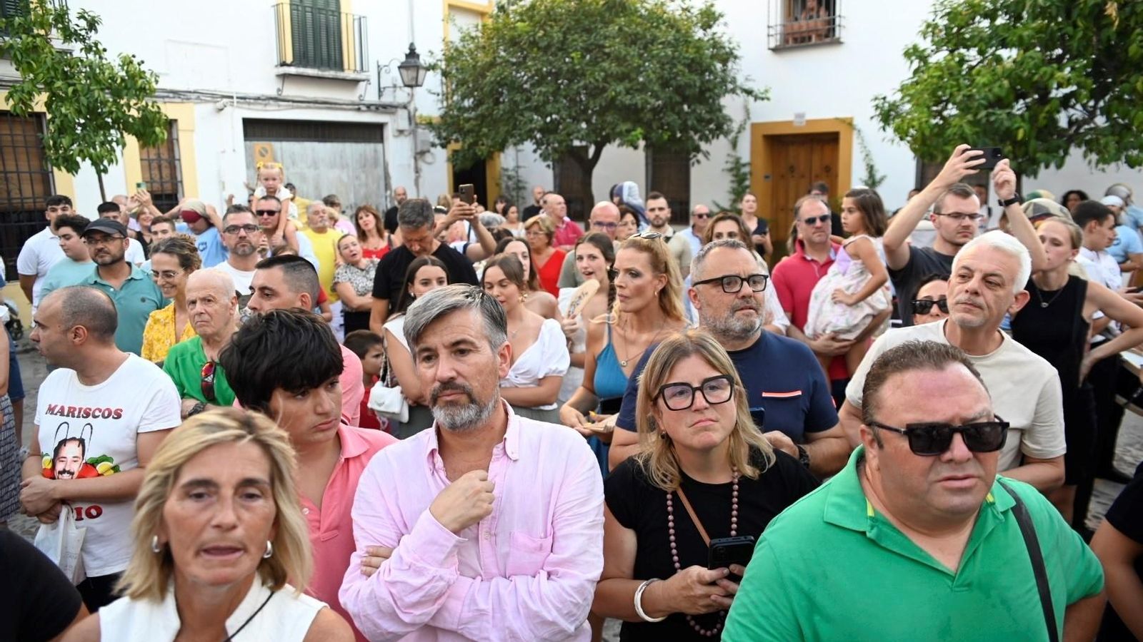Gente contempla el paso de la procesión de la Virgen de Acá.