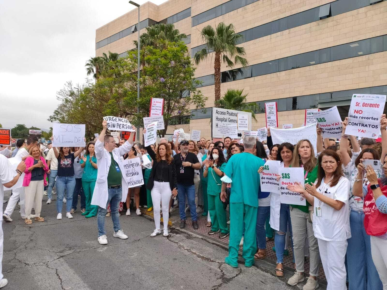 Un momento de la protesta celebrada en la entrada del Hospital Reina Sofía de Córdoba. Un momento de la protesta celebrada en la entrada del Hospital Reina Sofía de Córdoba.