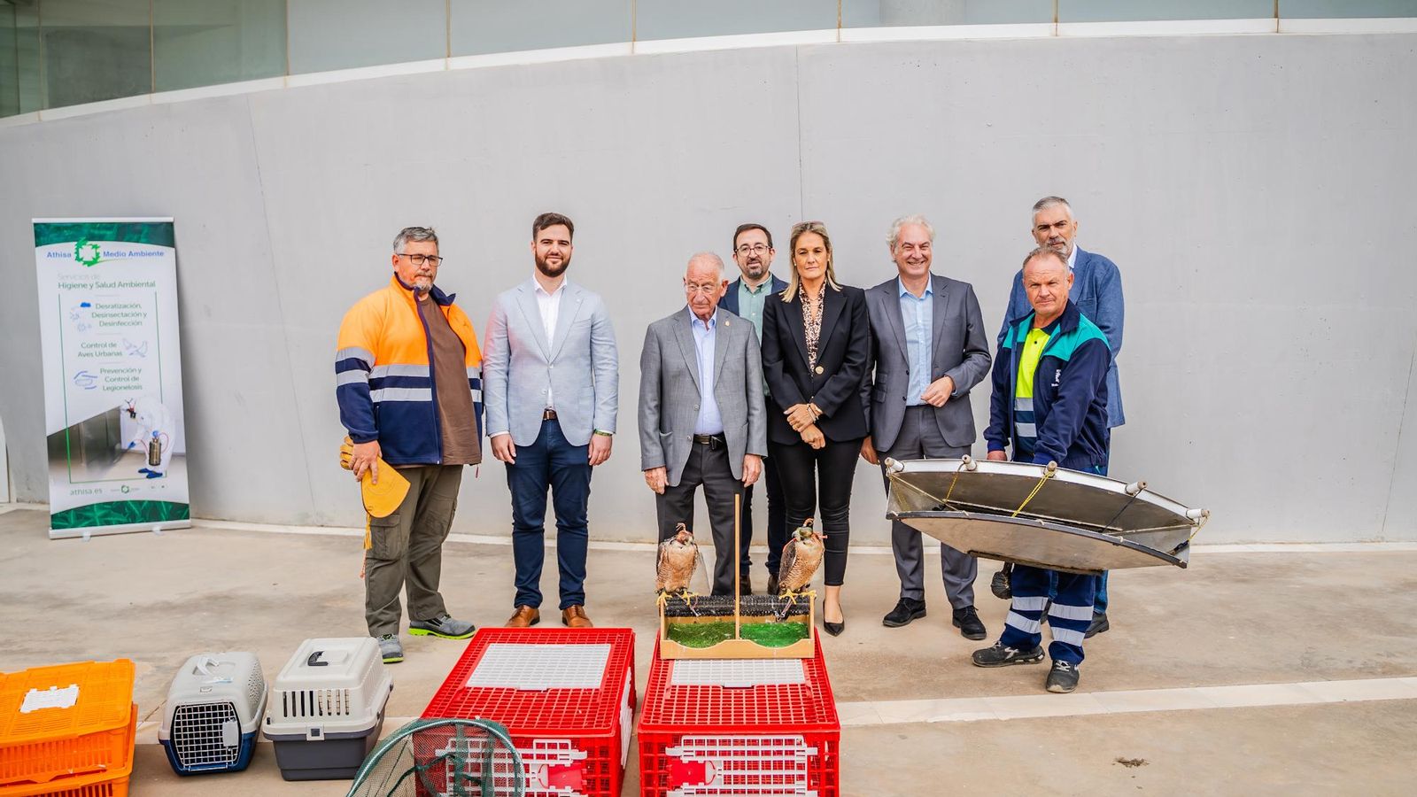 Autoridades junto a las aves.