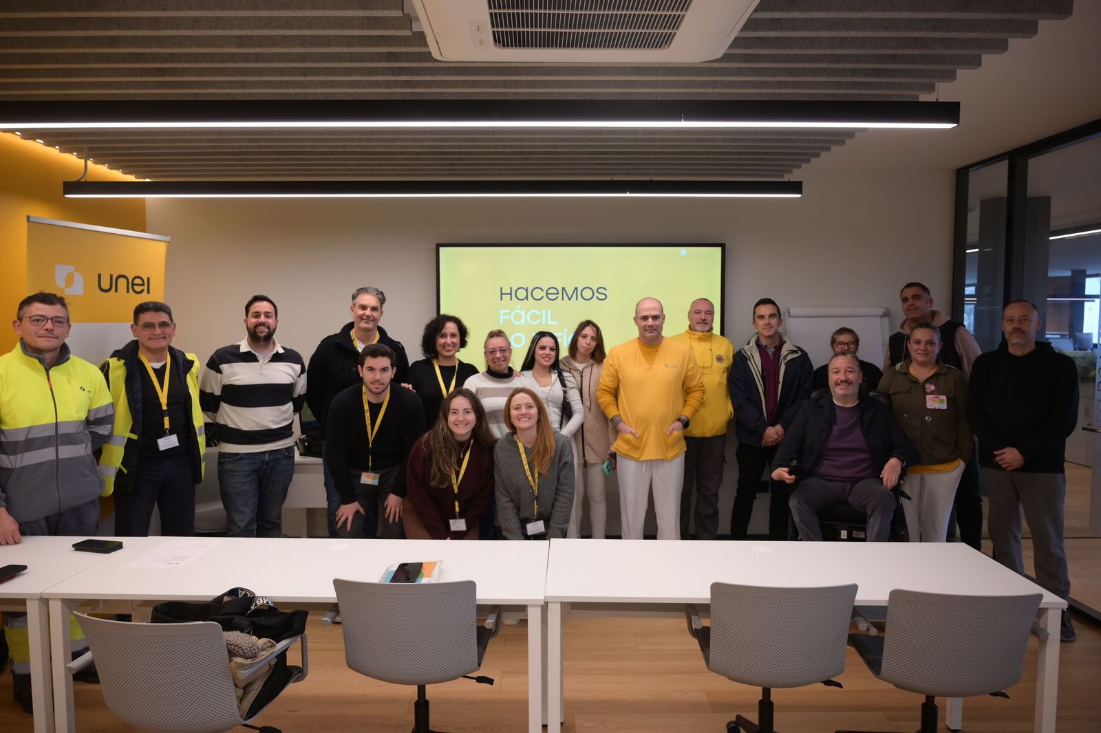 Varios integrantes del equipo de UNEI en la sede de la empresa social andaluza.