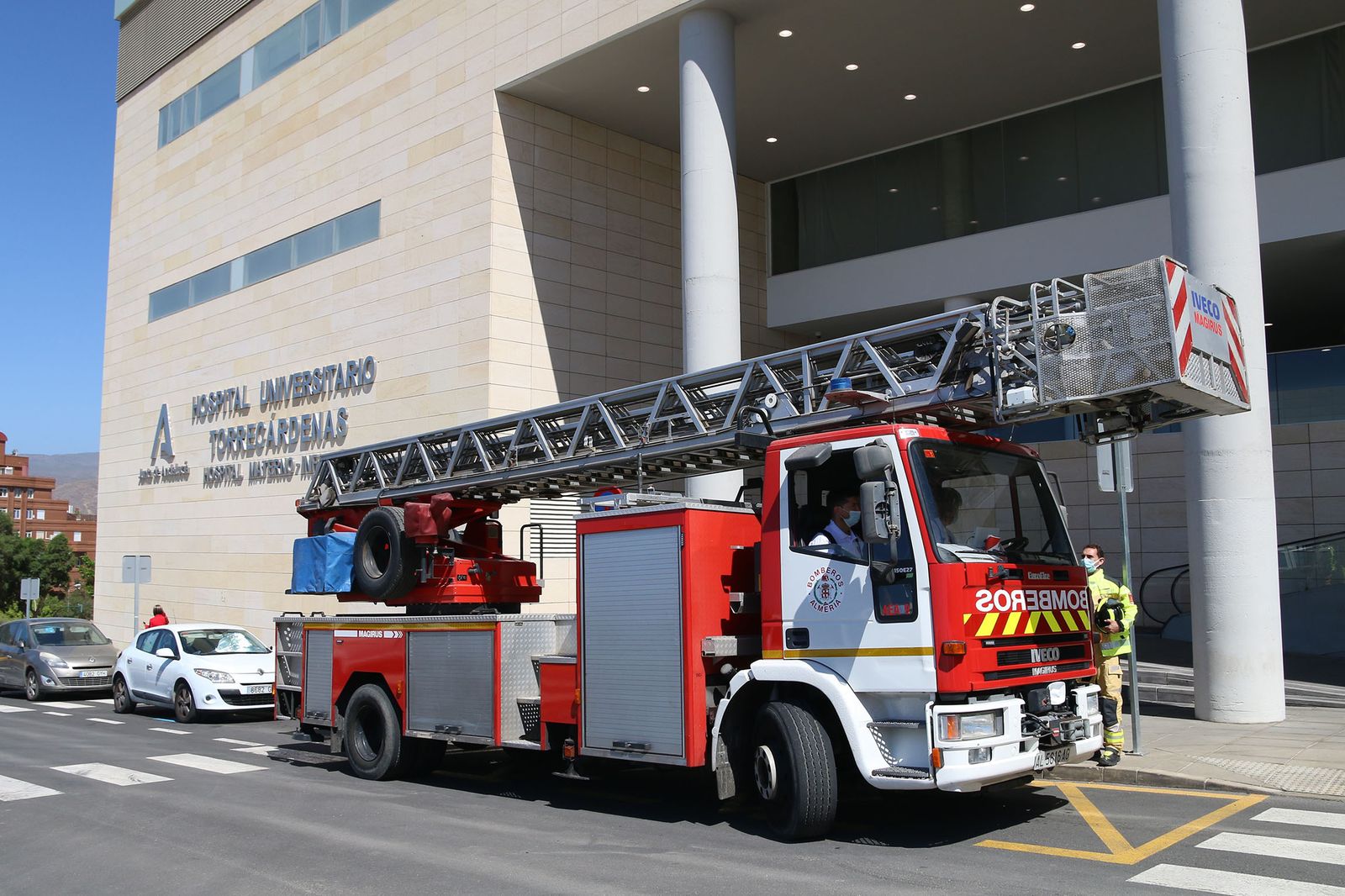 Fotogalería los bomberos de Almería regalan un cochecito eléctrico y camisetas a los niños hospitalizados de Torrecárdenas