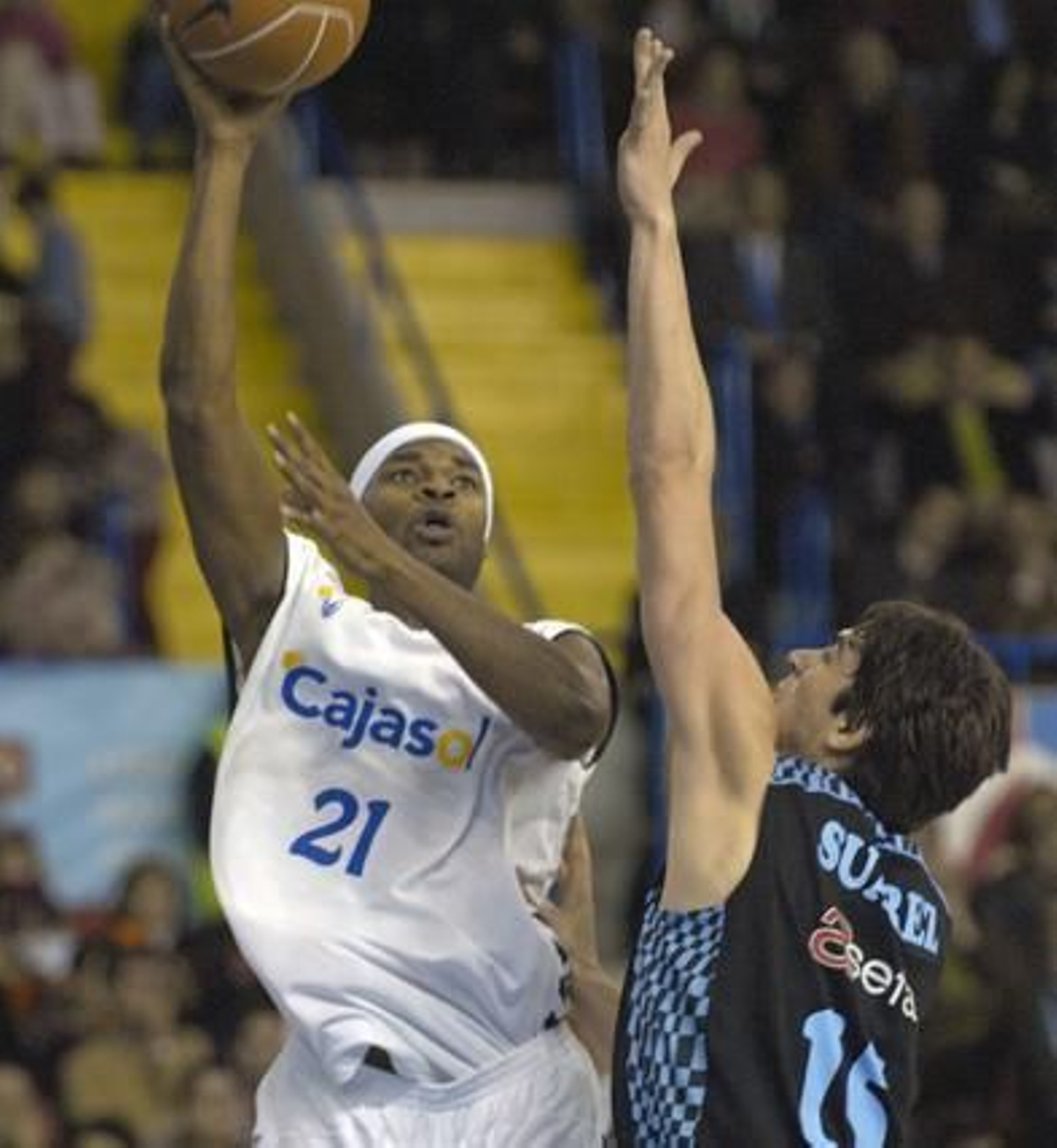 Ager lanza el balón hacia la canasta.

Foto: Manuel Gómez