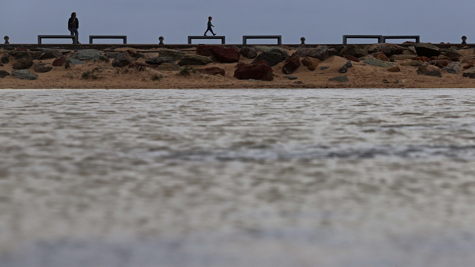Fotos de la marea alta en la playa de Los Lances