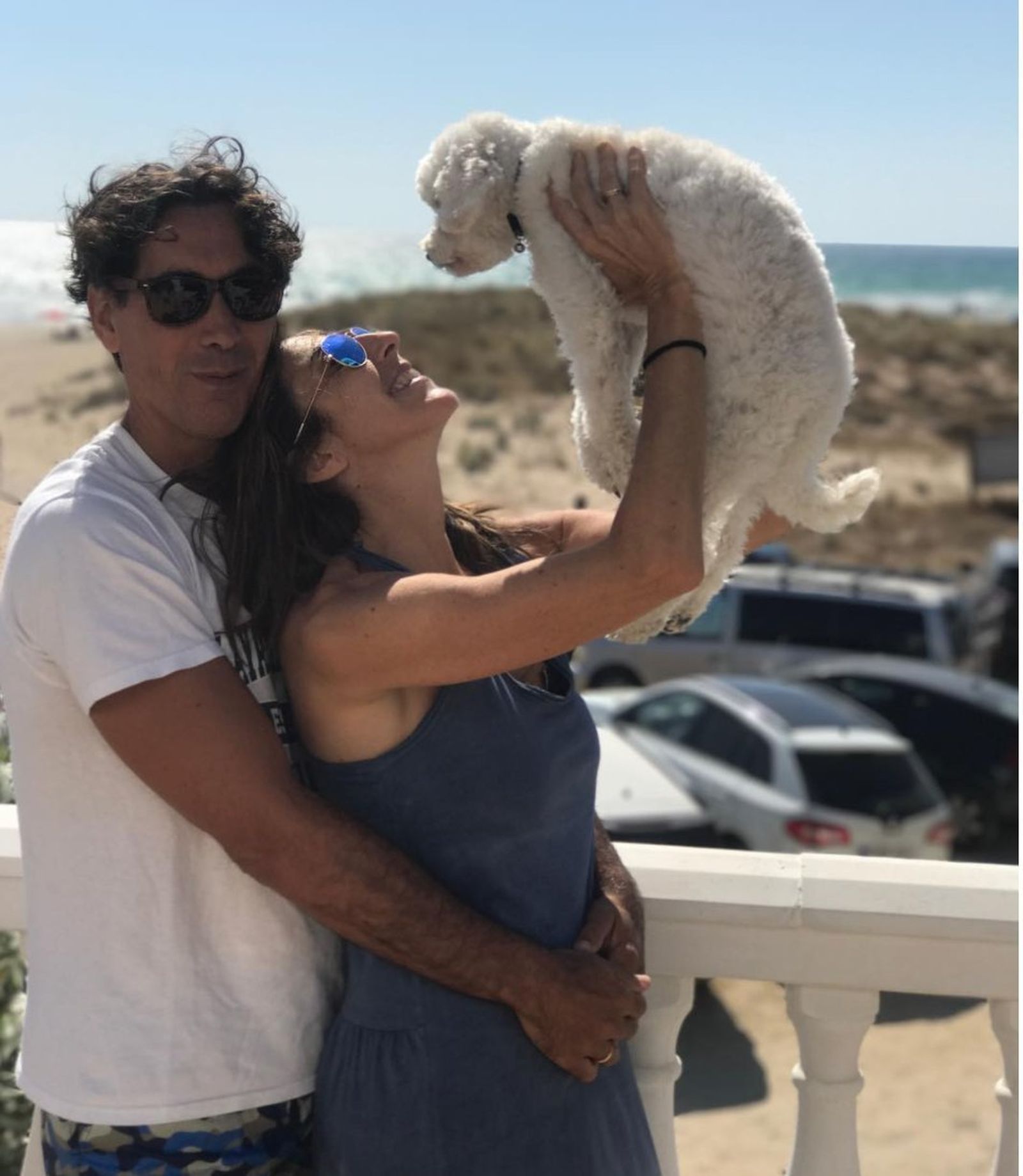 La presentadora en Cádiz junto a su marido y su mascota.