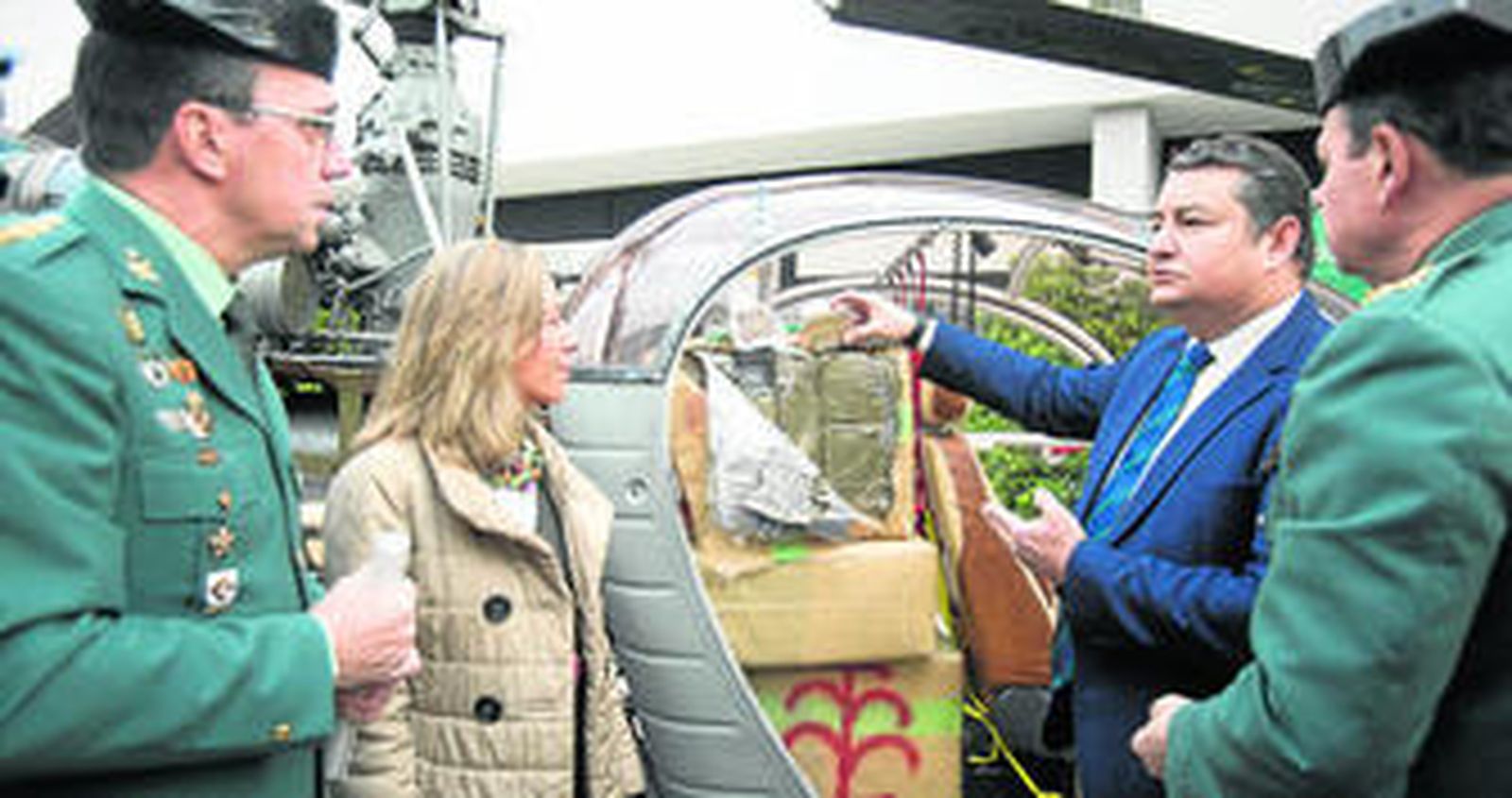 El delegado del Gobierno, Antonio Sanz, y la subdelegada en Sevilla, Felisa Panadero, charlan con el general Laurentino Ceña (derecha) y el coronel Fernando Mora.