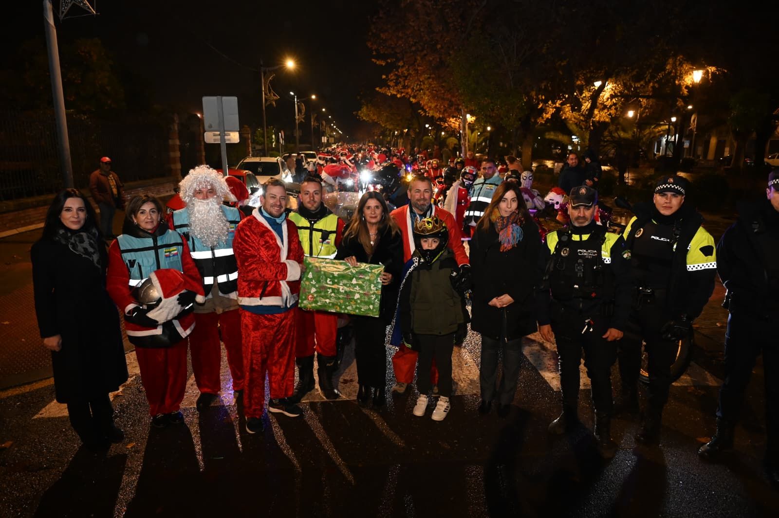 Entrega de regalos durante la Papanoelada de Linares.