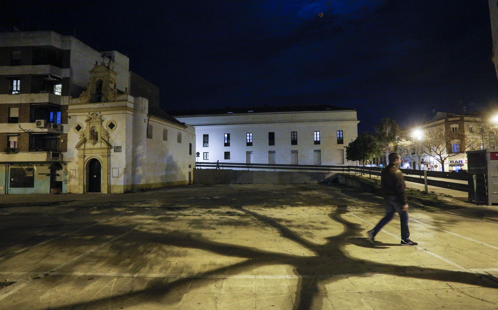 El solar cuenta con 614 metros cuadrados y linda con la Ermita de Nuestra Señora del Rosario, en la confluencia de Torneo con San Laureano.