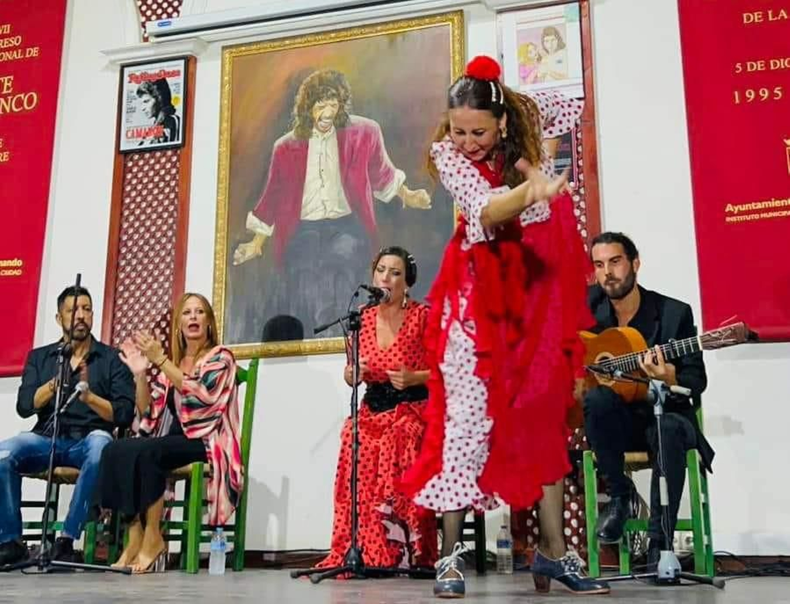 Virginia Vélez, actuando en el escenario de la Peña Camarón. Virginia Vélez, actuando en el escenario de la Peña Camarón.