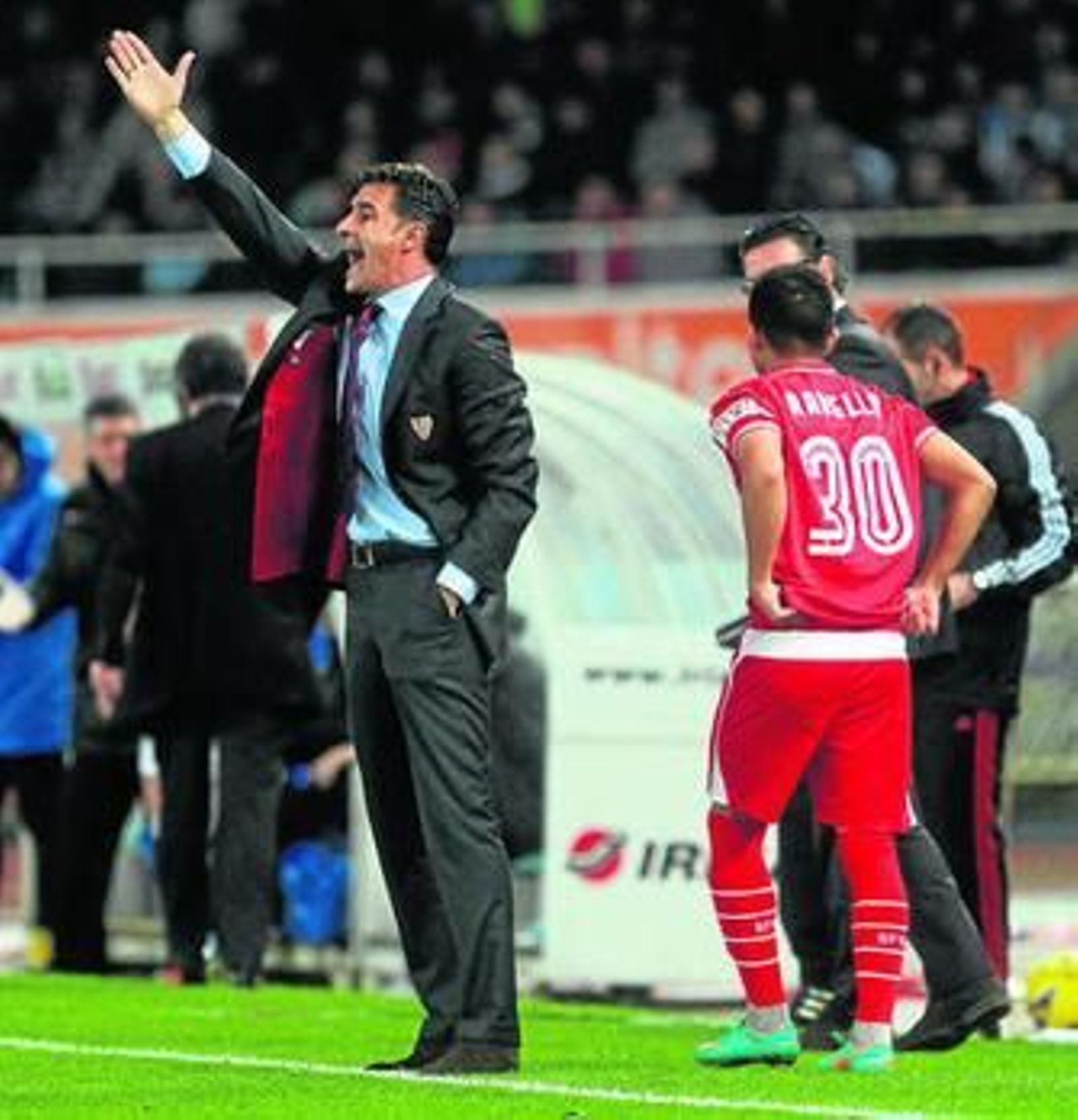 Míchel da una orden mientras Rabello, a punto de salir por Reyes, dialoga con el delegado, Martagón.