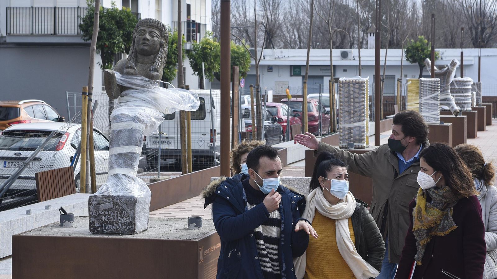 Una perspectiva del paseo de la calle Almería, aún vallado y con las reproducciones protegidas por plásticos.