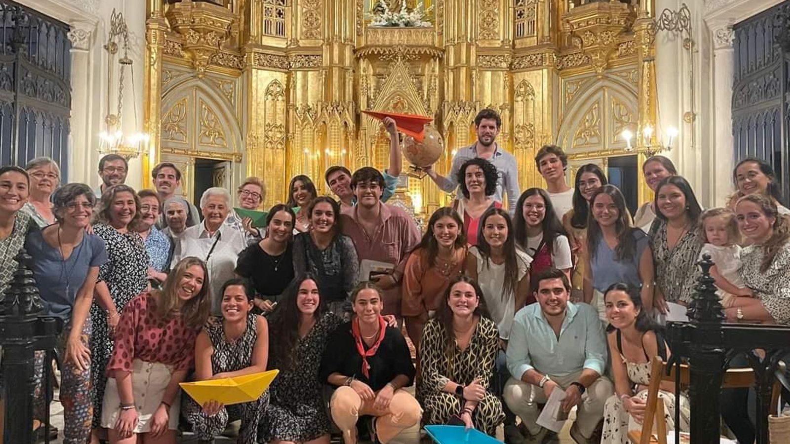 Pelayo junto al grupo de Jóvenes Spínola en la capilla de Las Esclavas