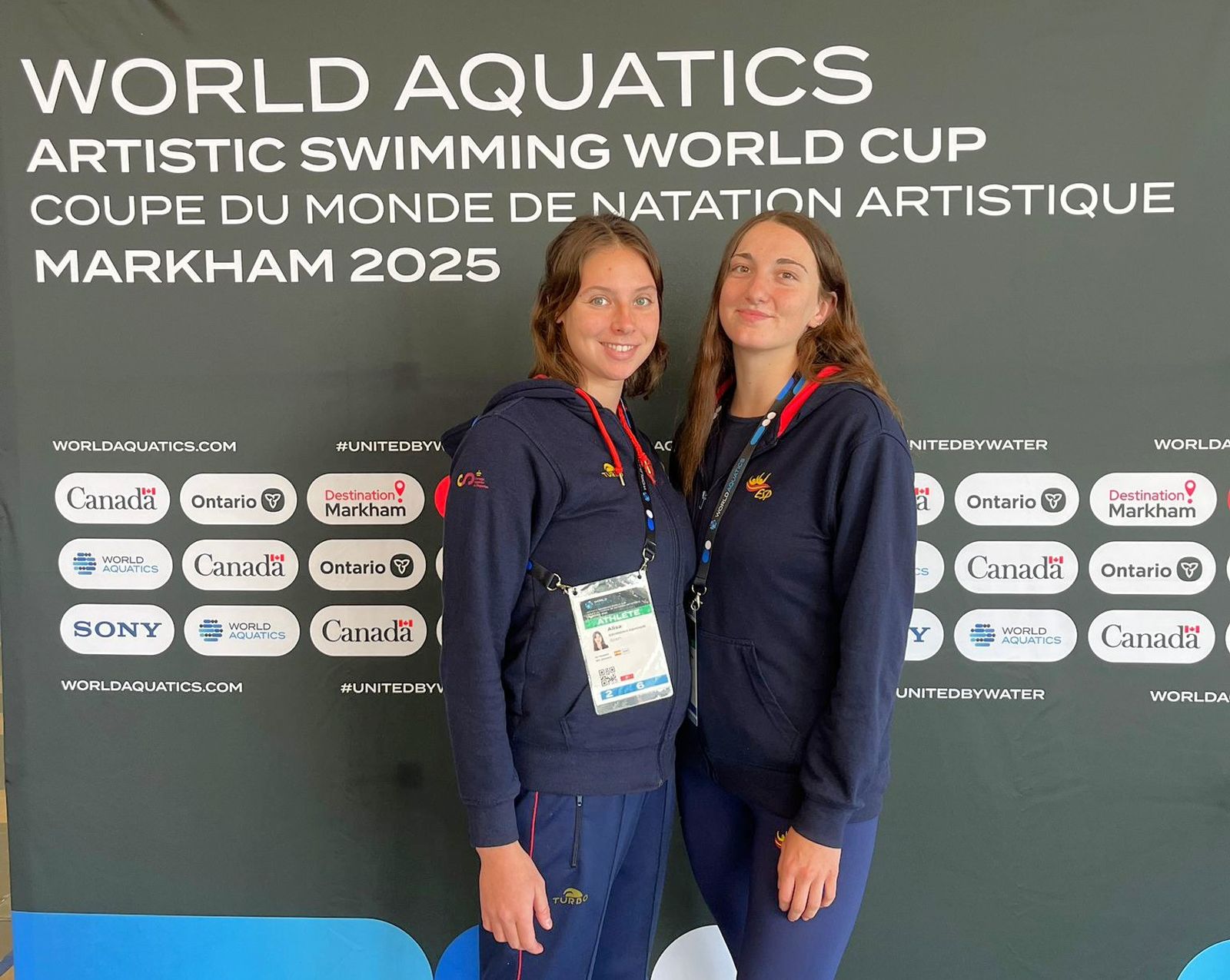 Marina García Polo, a la derecha, posa con la también sevillana Alisa Ozhogina tras uno de sus éxitos con la selección española.