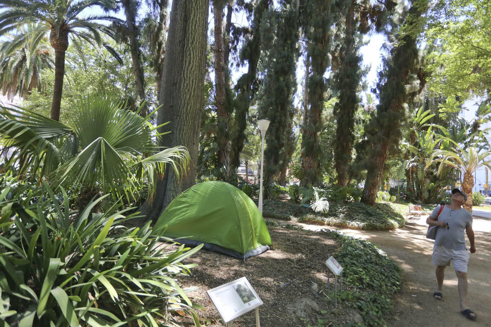Fotos del  'camping' de los indigentes en el Parque de Málaga
