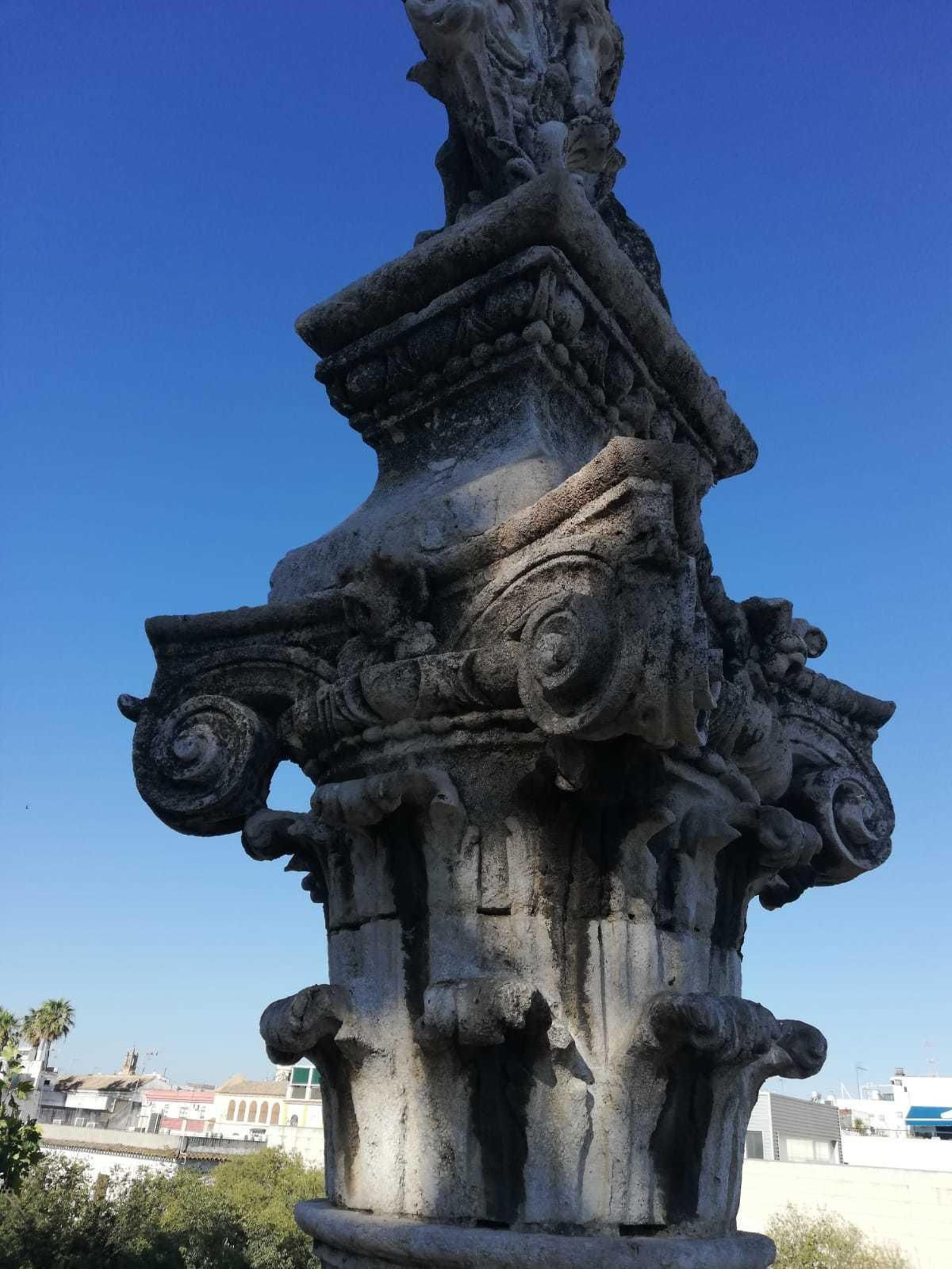 Trabajos de limpieza en los columnas de la Alameda de Hércules