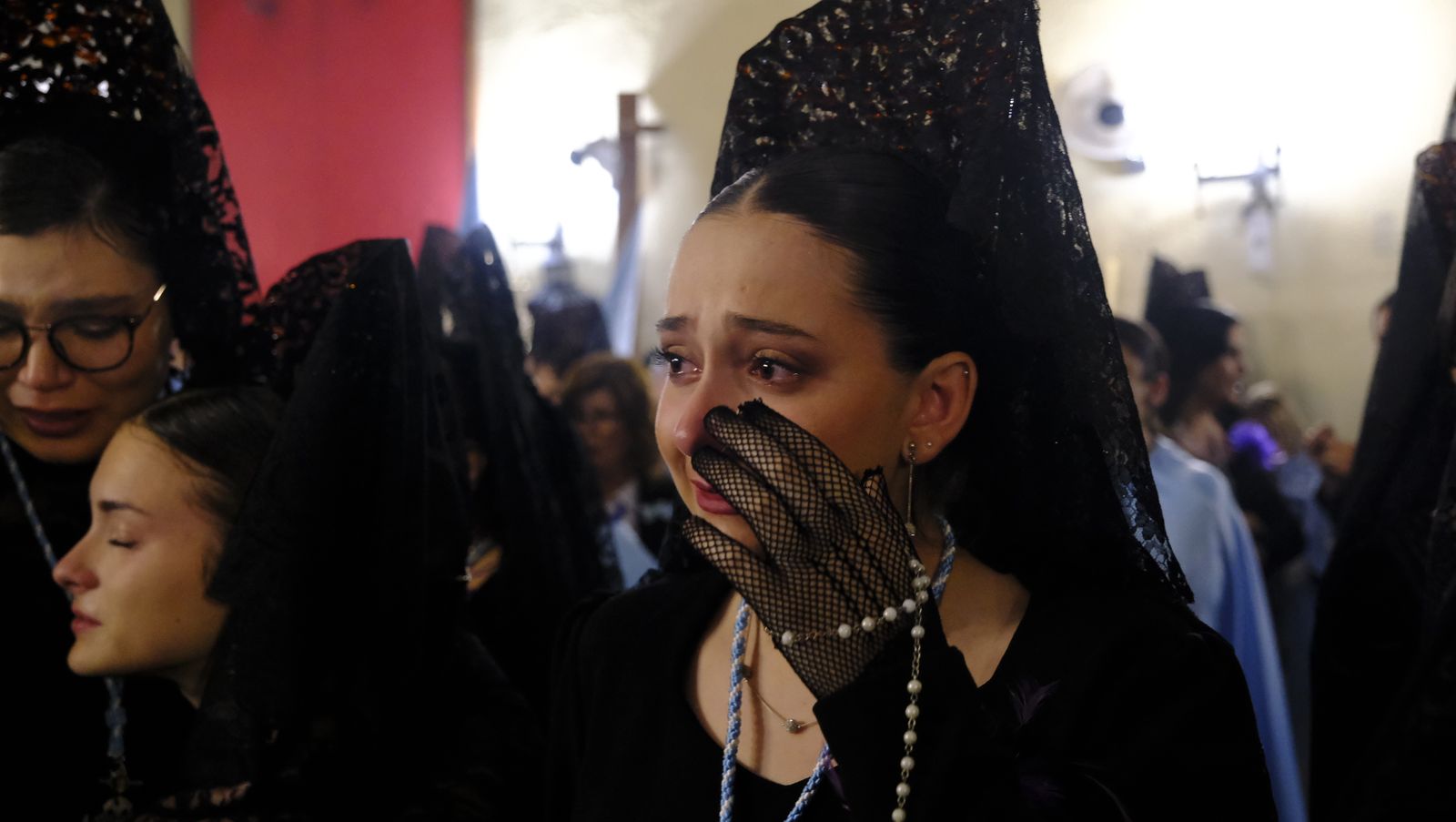 La Procesión de Los Ángeles de sobrepuso a la lluvia, en imágenes