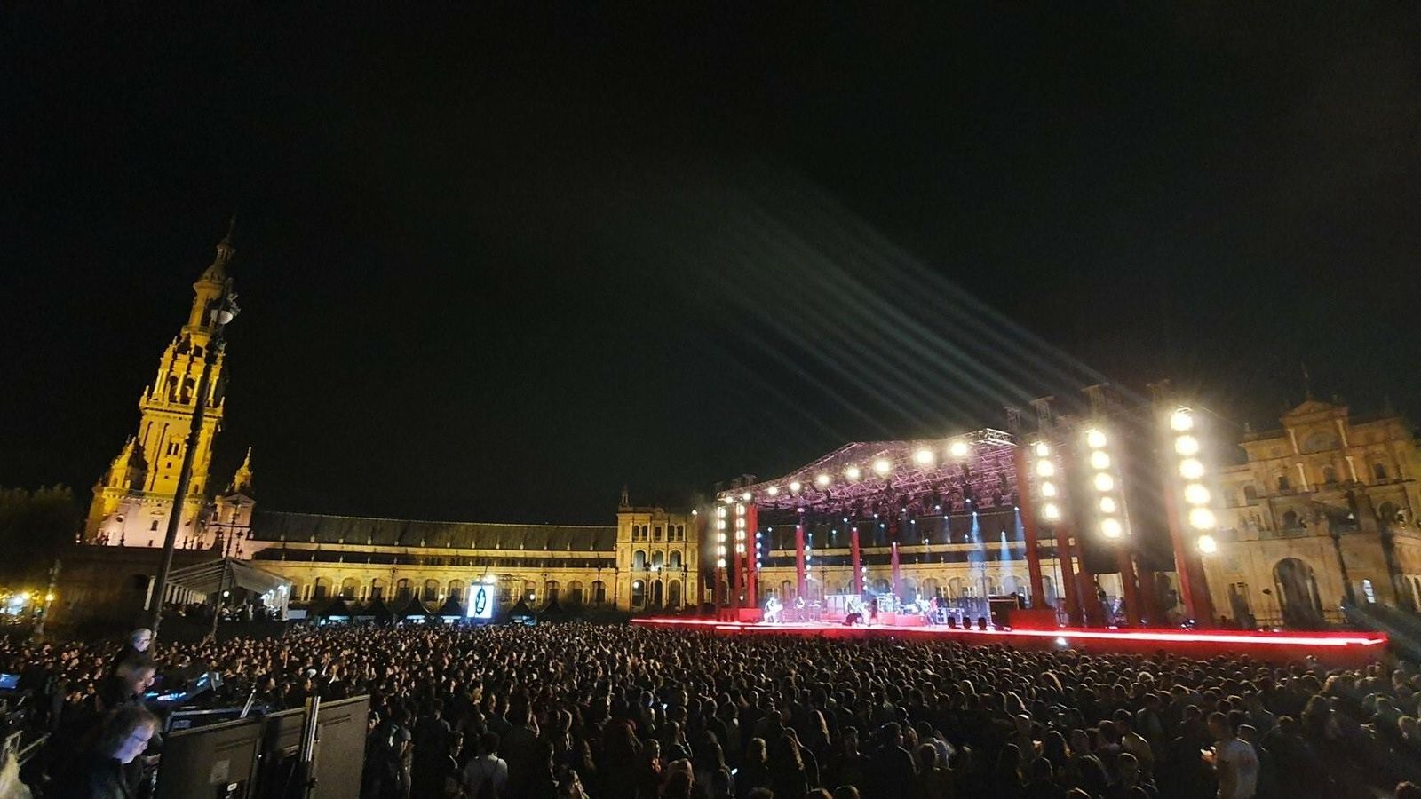 Panorámica de la Plaza de España durante la actuación de Green Day. Panorámica de la Plaza de España durante la actuación de Green Day.