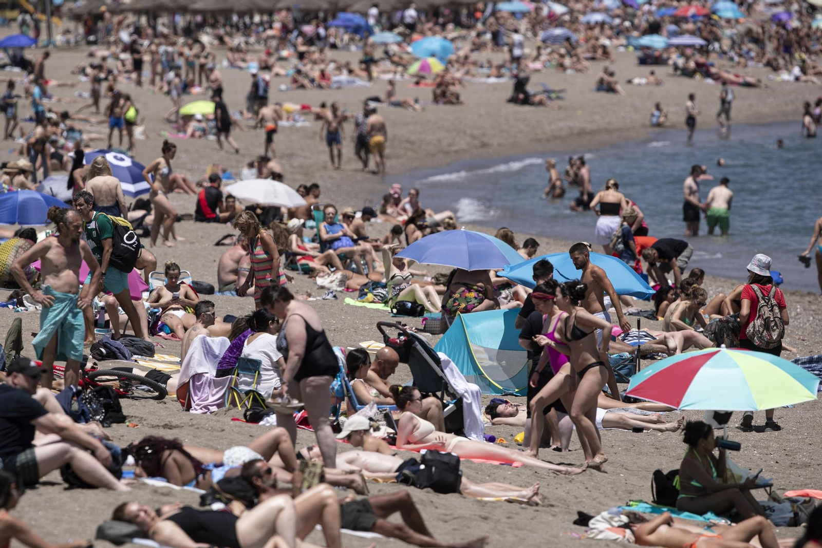 Cientos de personas en las playas de Málaga este fin de semana.
