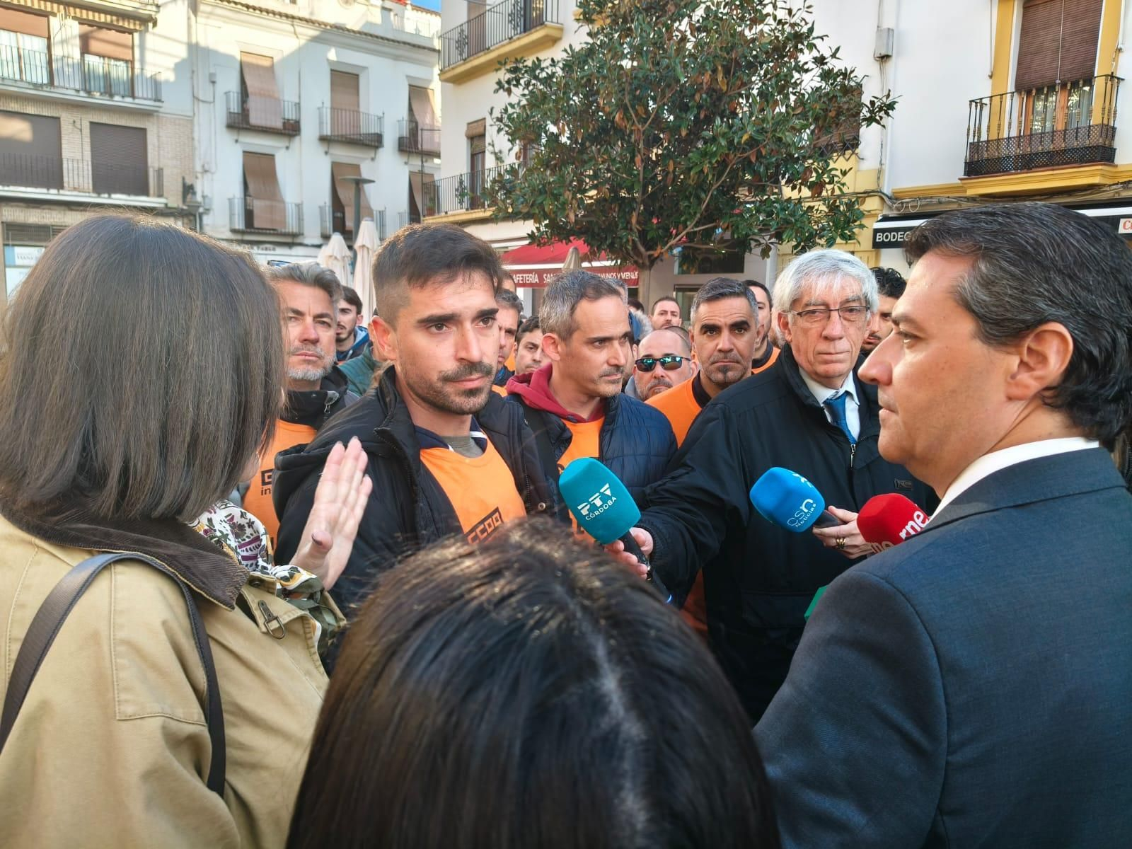 Encuentro de los trabajadores de Hitachi con el alcalde de Córdoba.