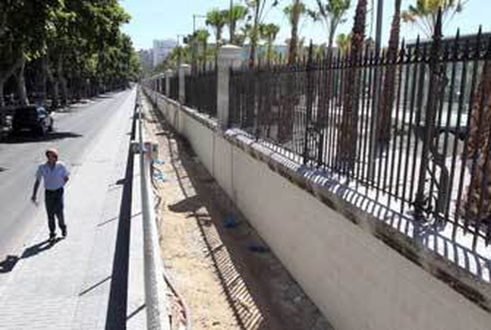 Colectivos profesionales y vecinales se suman al manifiesto contra el ‘súper’ y la verja del Puerto