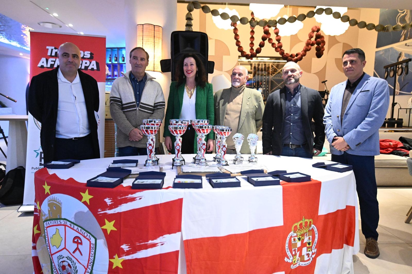 Los representantes institucionales y de la organización antes de proceder a la entraga de trofeos.