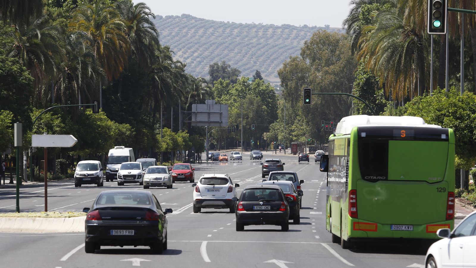 Tráfico por la avenida de Vallellano.