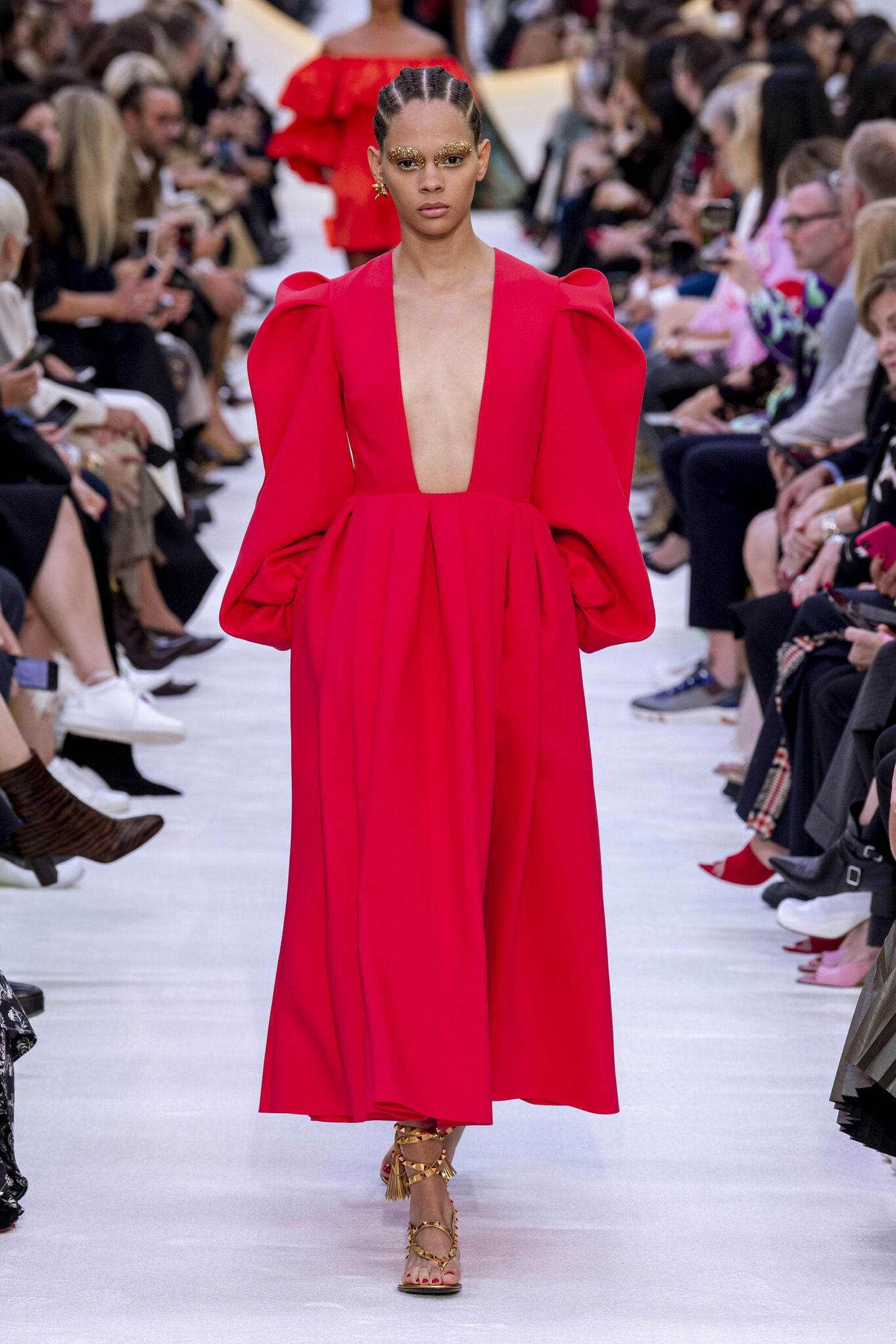 Gran escote en un diseño de color fucsia de Valentino.