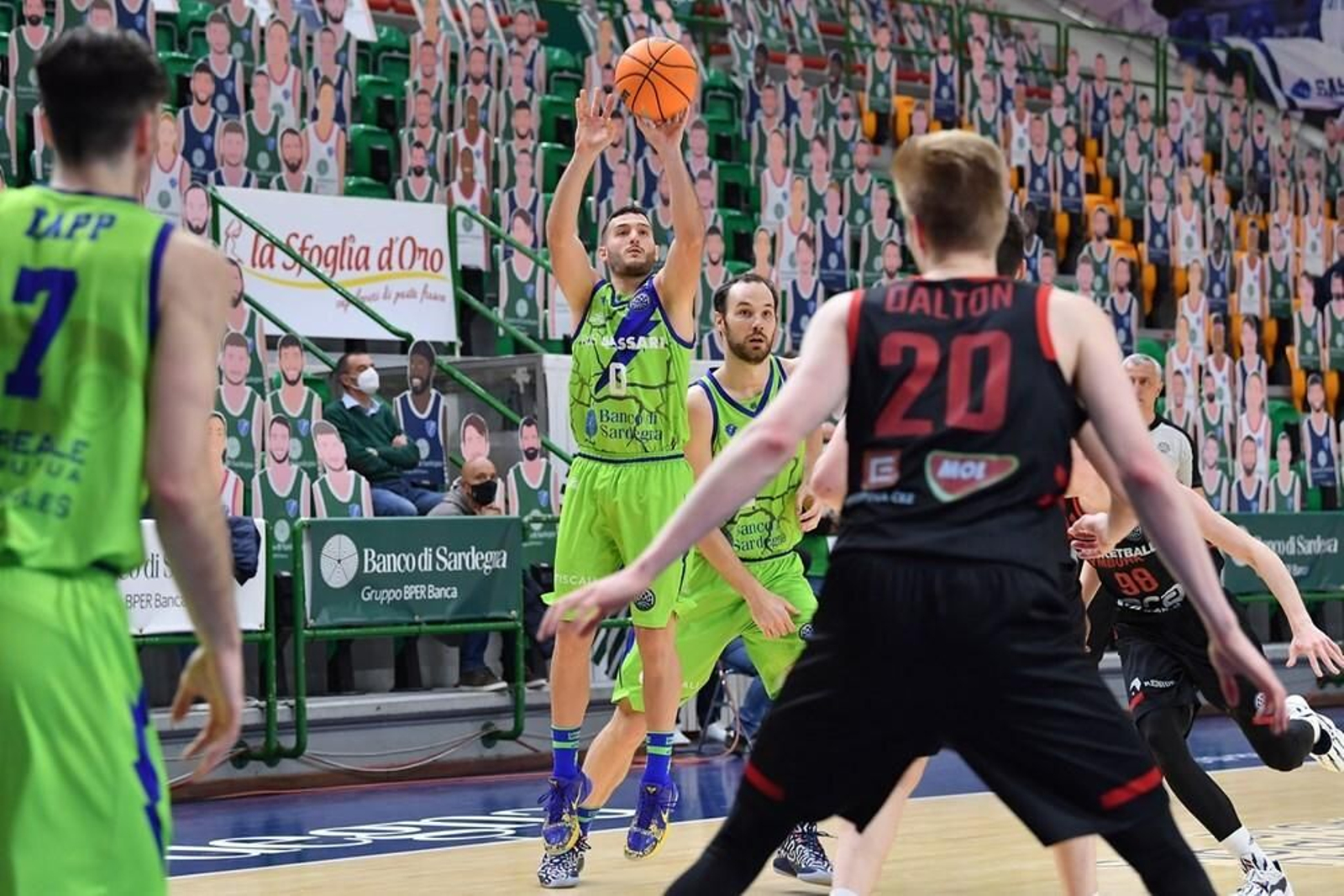 Marco Spissu lanza a canasta con el Dinamo Sassari. Marco Spissu lanza a canasta con el Dinamo Sassari.