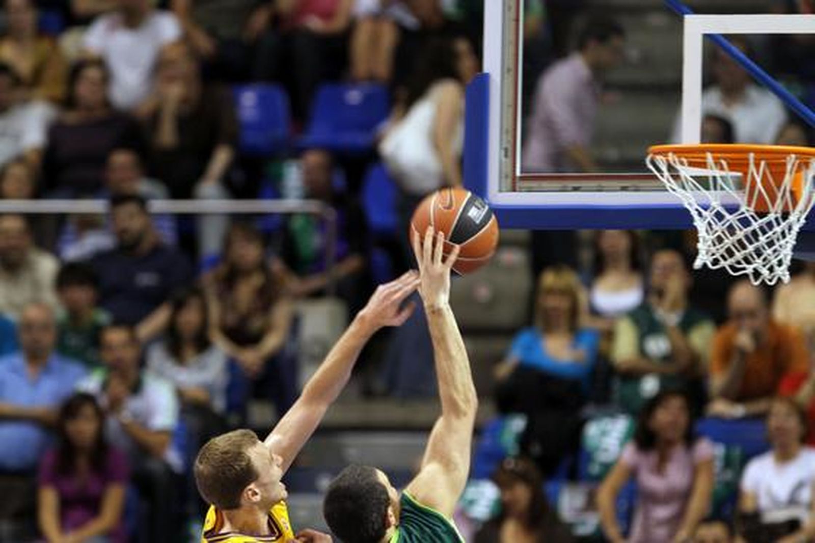 El Unicaja saca la visa virtual para los 'play off' por el título con una convincente victoria ante el Blancos de Rueda (88-58).