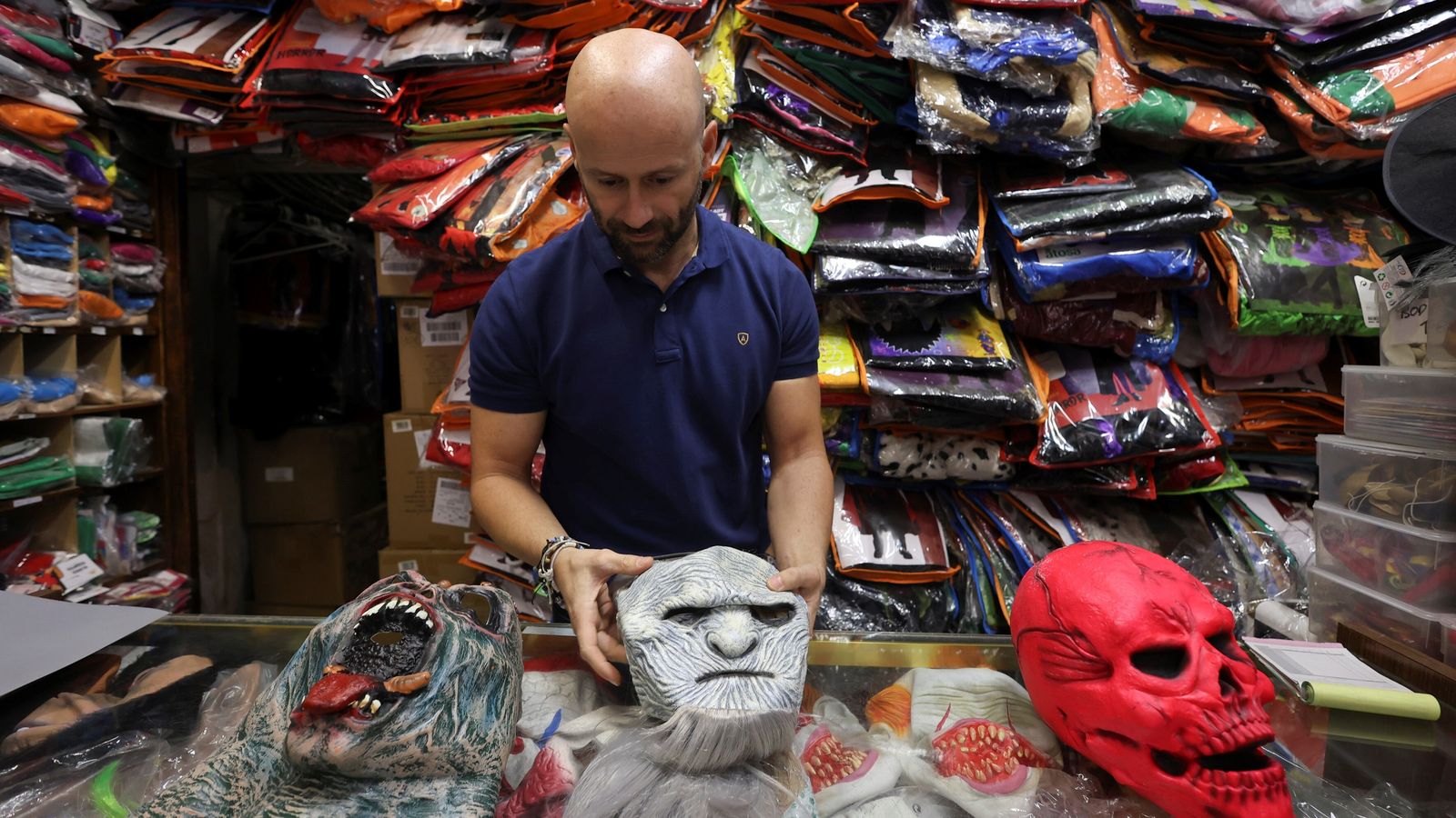 El encargado de Carrasquilla ordenando máscaras de la tienda.
