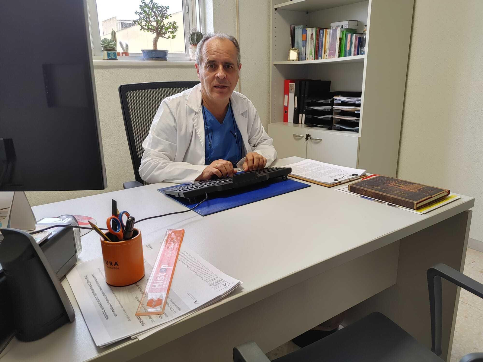 El doctor Francisco Laynez en su despacho médico.