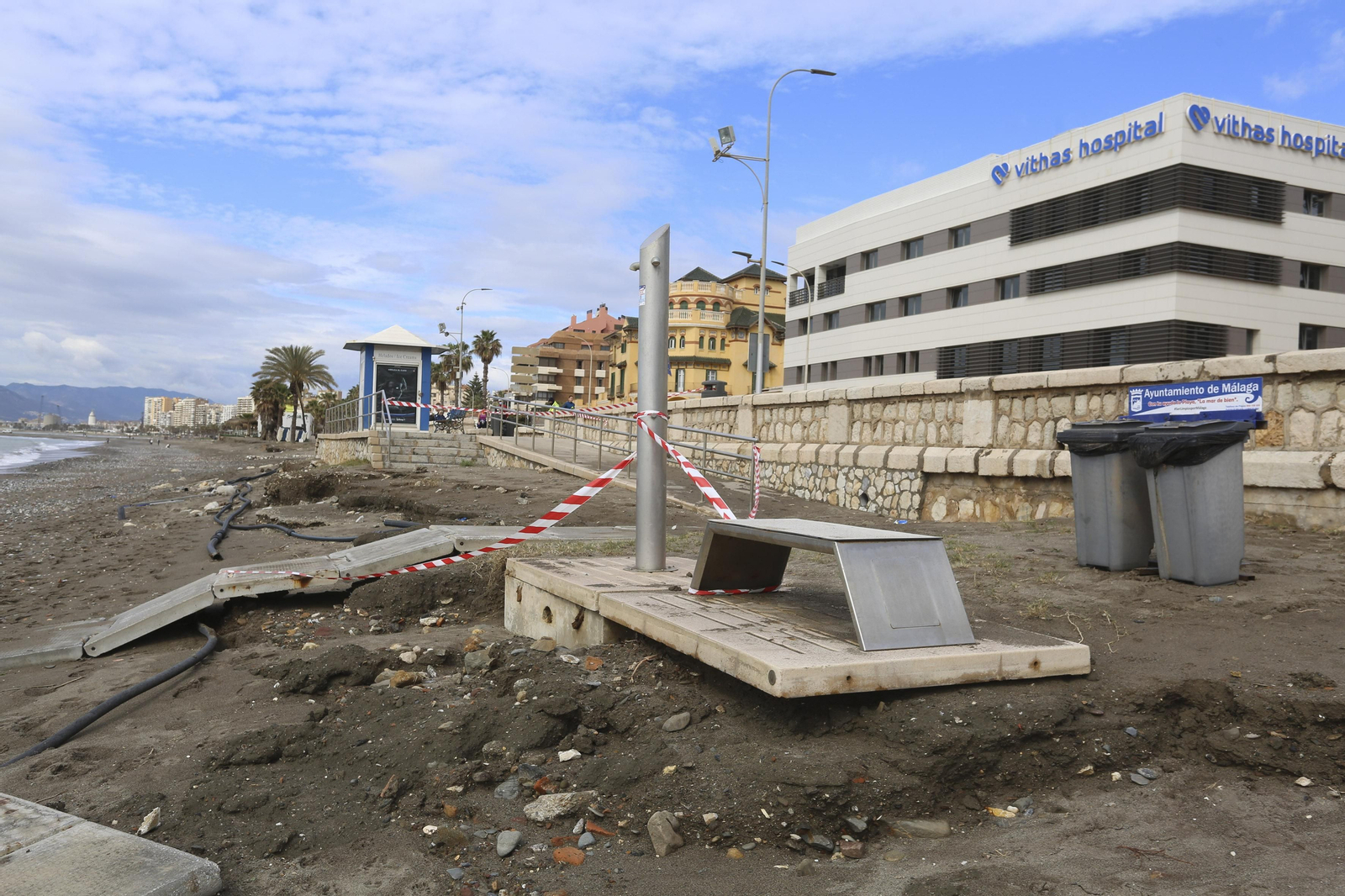 Las fotos de los trabajos en los paseos marítimos y chiringuitos de Málaga para paliar los efectos del temporal