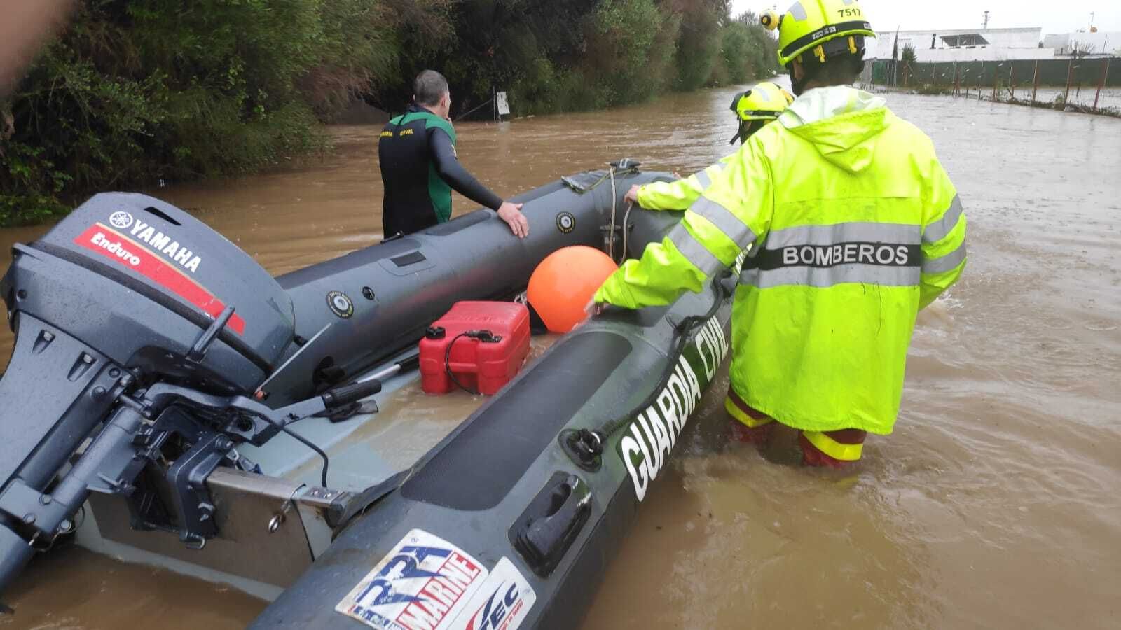 Guardia Civil y Bomberos, durante una actuación en Los Barrios.