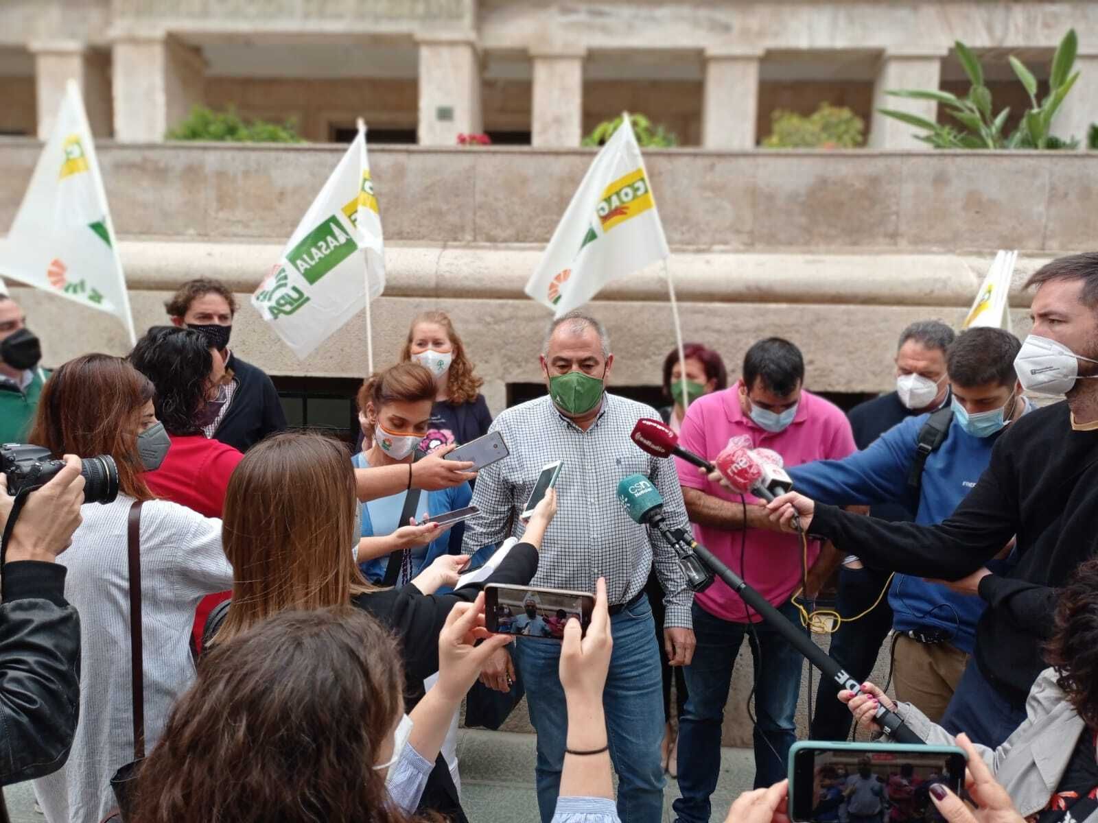 ASAJA, COAG y UPA a las puertas de Subdelegación del Gobierno en Almería.