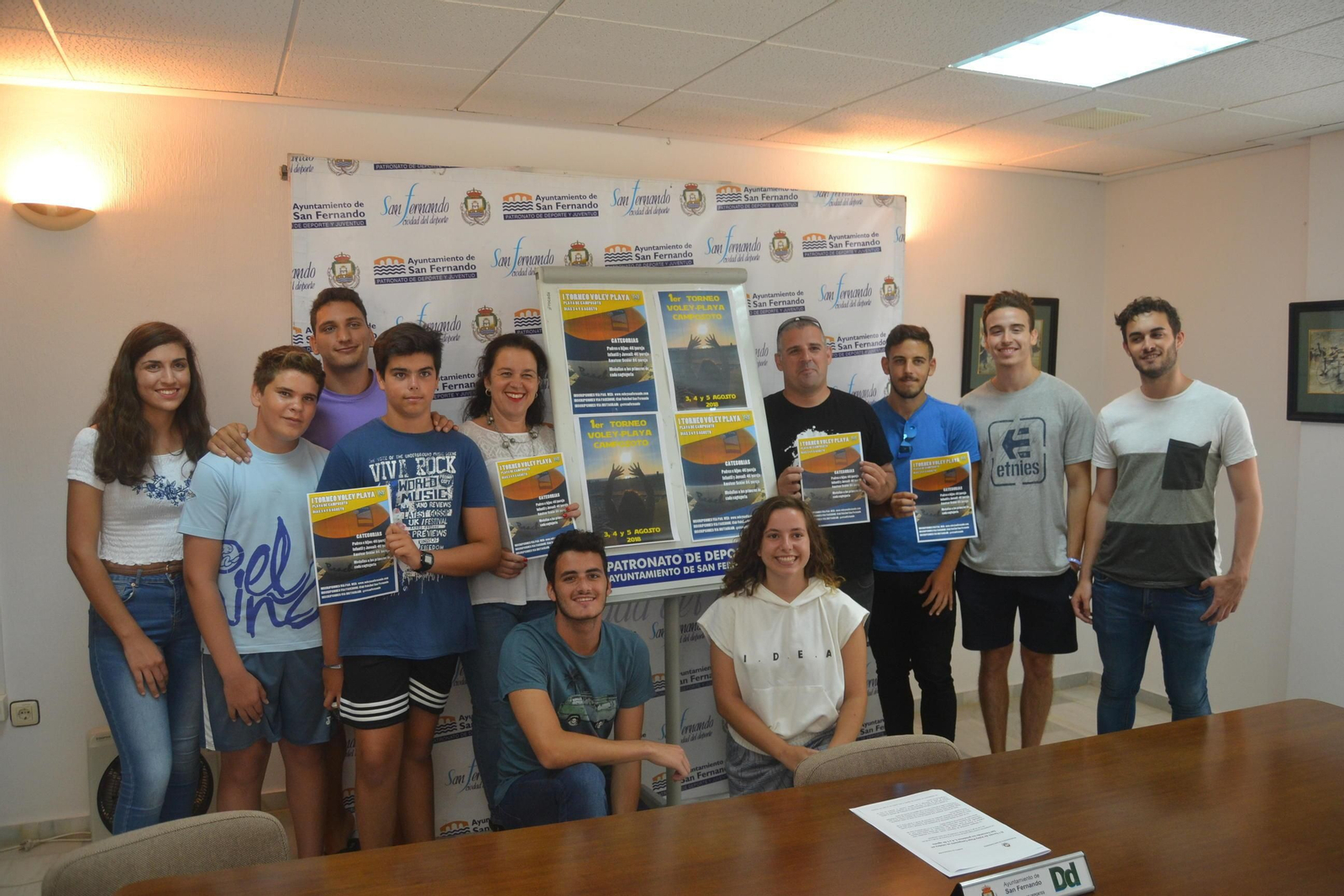 El Club Voleibol San Fernando, en la presentación del torneo de voley playa.