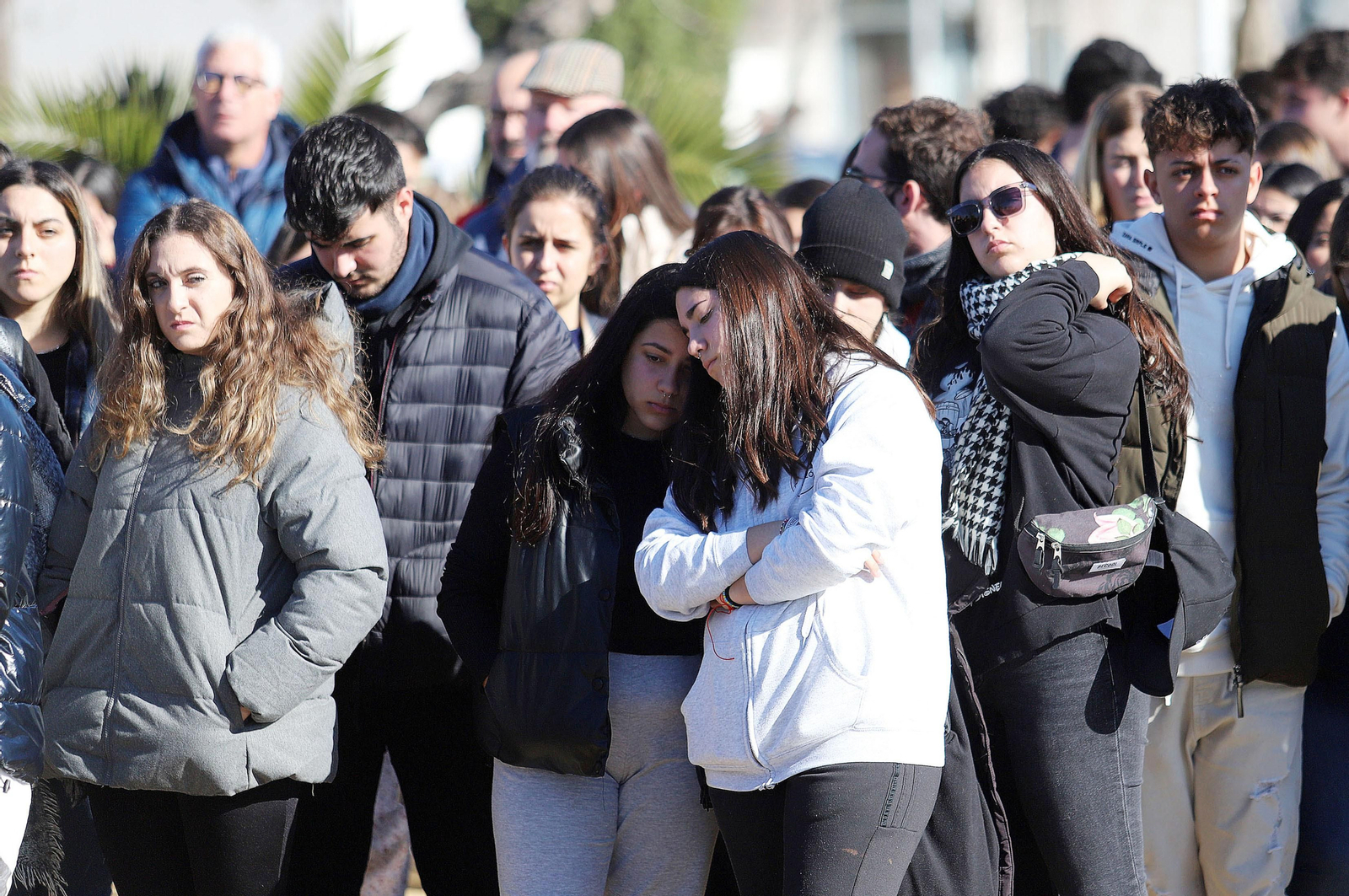Imágenes del minuto de silencio guardado en la Universidad de Huelva en memoria de los estudiantes fallecidos en el incendio
