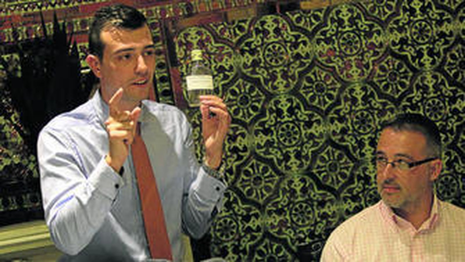 Fabio Mónaco, sumiller de Macallan, en la cata de whiskys de Cuna,2. A su derecha, Martín Maíllo, gerente del bar Premier.