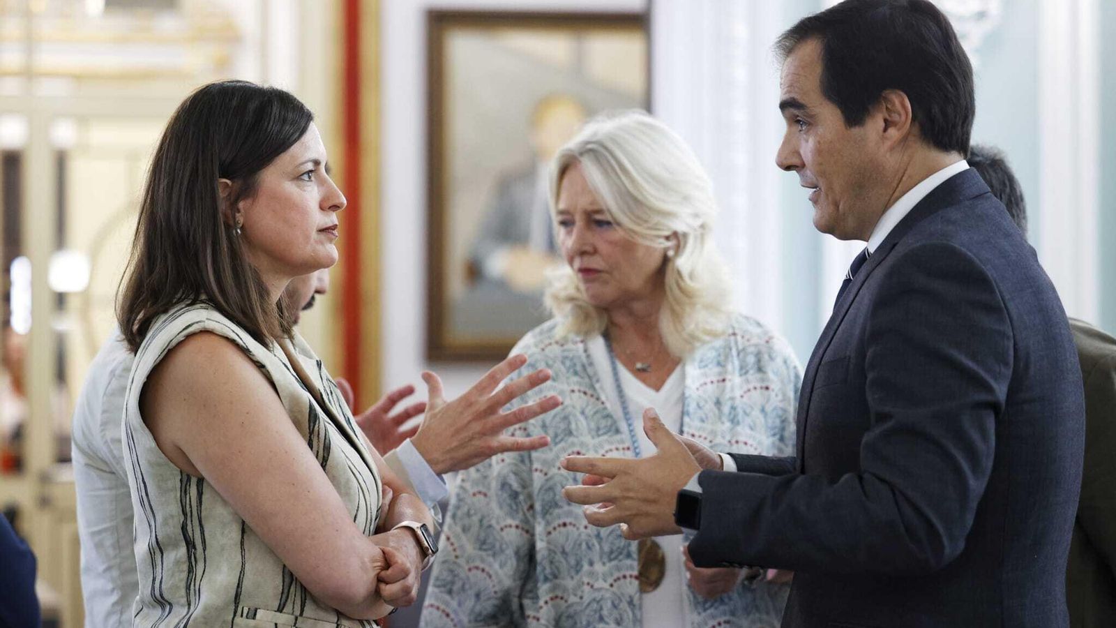 La alcaldesa de San Fernando, Patricia Cavada, con el consejero de Justicia, José Antonio Nieto, y la delegada del Gobierno andaluz en Cádiz, Mercedes Colombo.