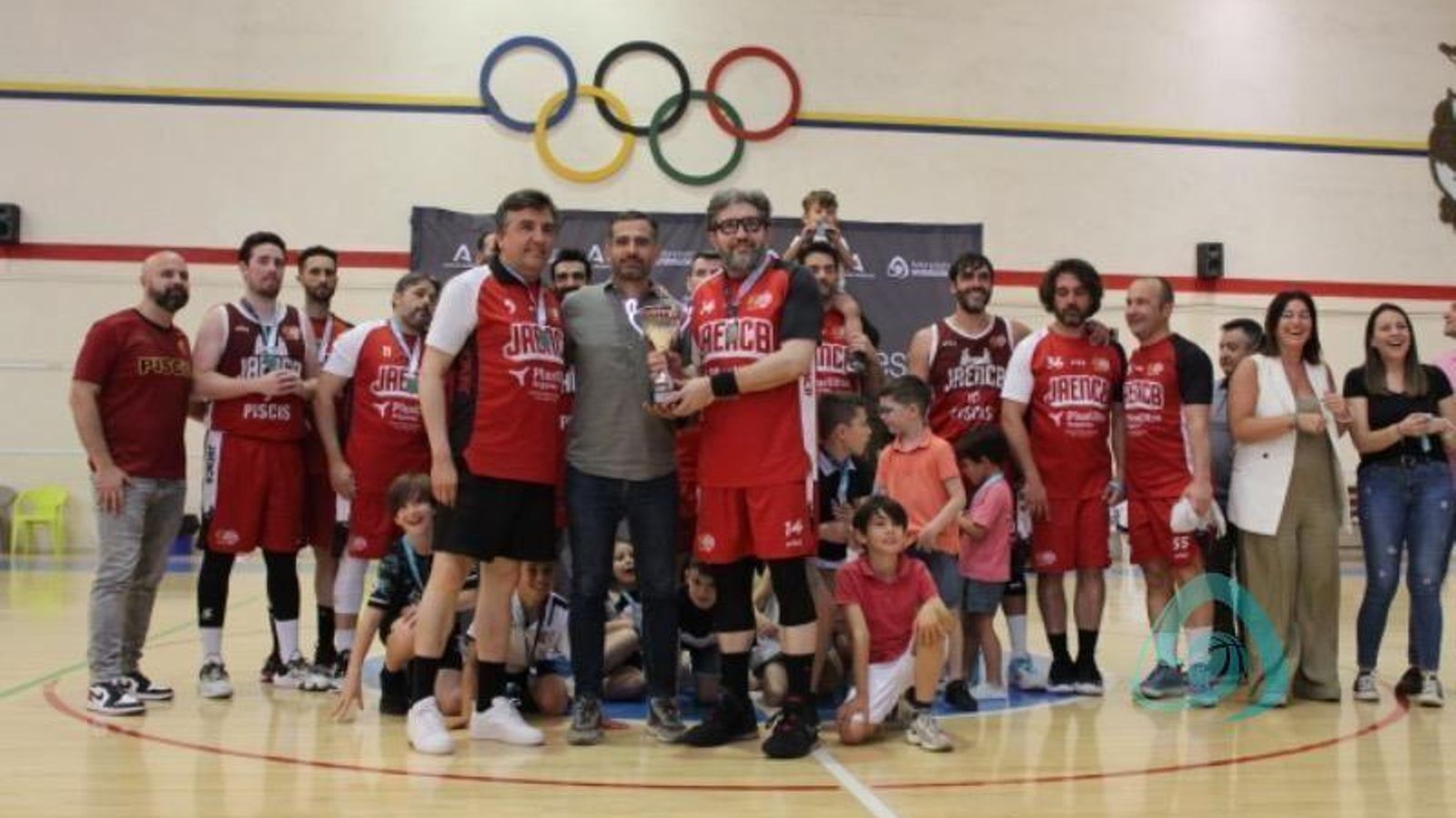 La plantilla del Piscis Jaén CB posa con el trofeo de subcampeón.