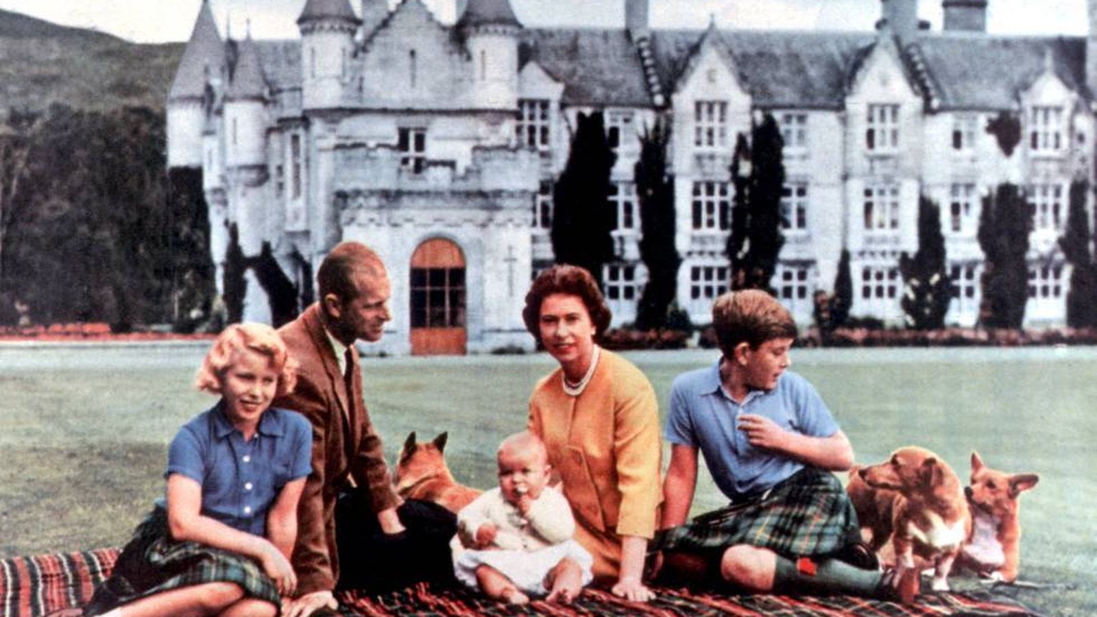 La reina y el duque de Edimburgo con sus hijos, a finales de los 50, con el castillo de Balmoral de fondo.