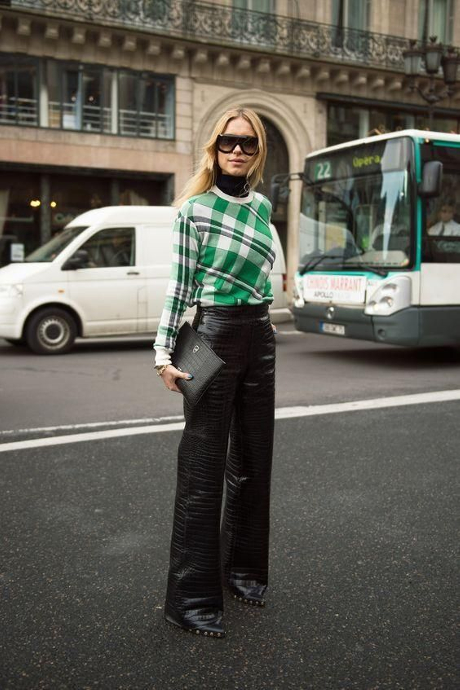 Pantalones wide leg de Zara efecto piel y jersey verde para un look atrevido.