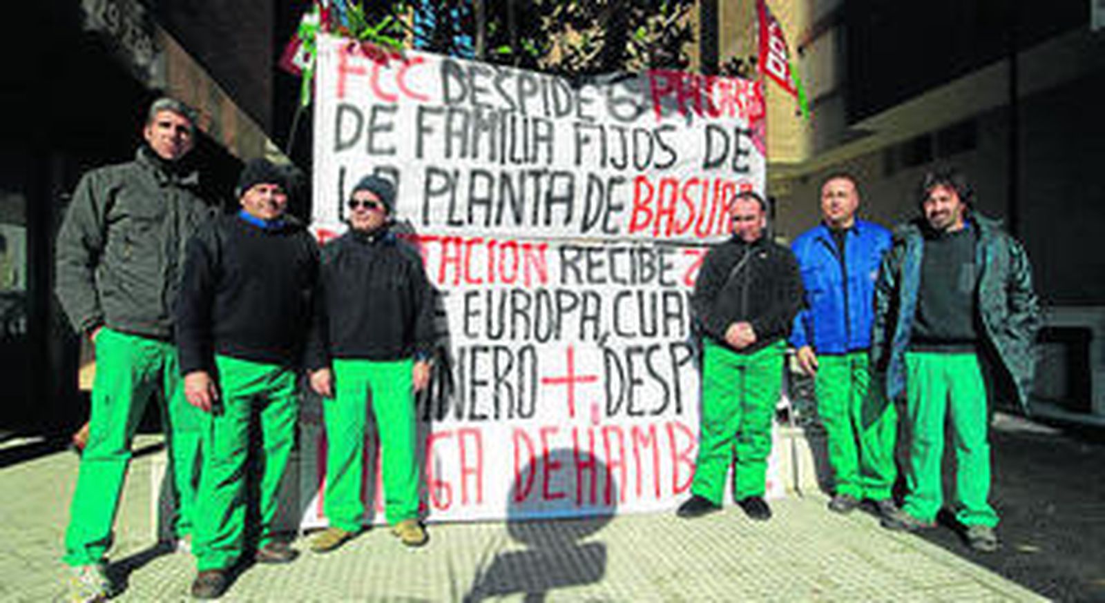Los trabajadores en huelga de hambre ayer, en la sede de FCC.