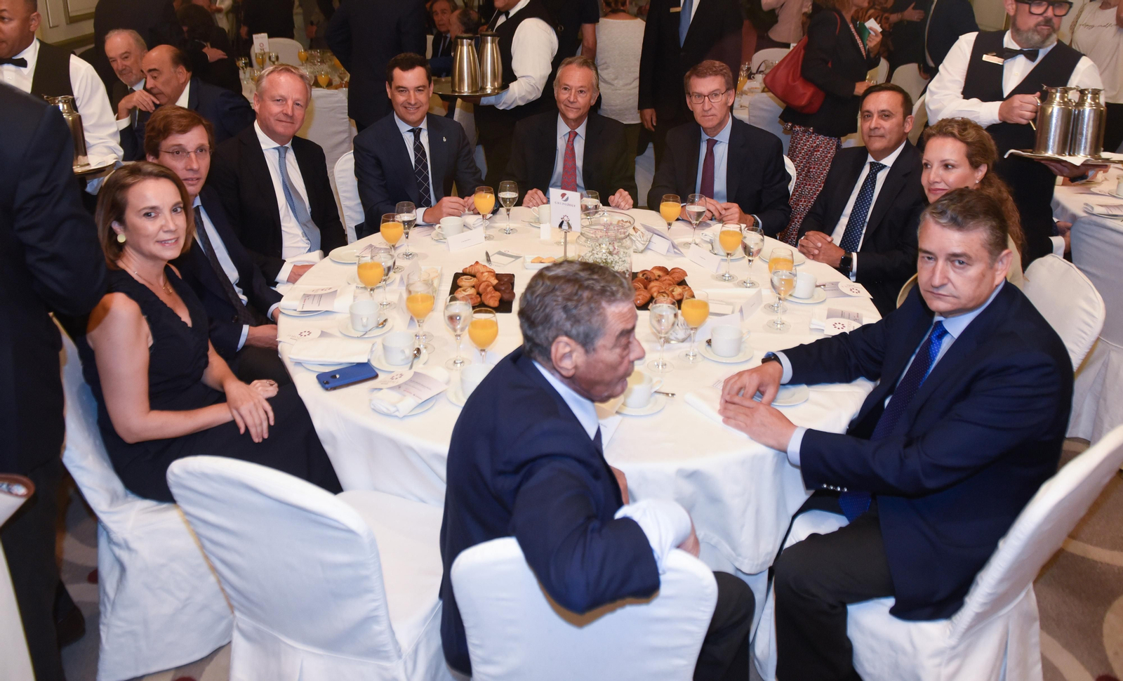 Los invitados al Foro Joly con Juanma Moreno en Madrid, en imágenes