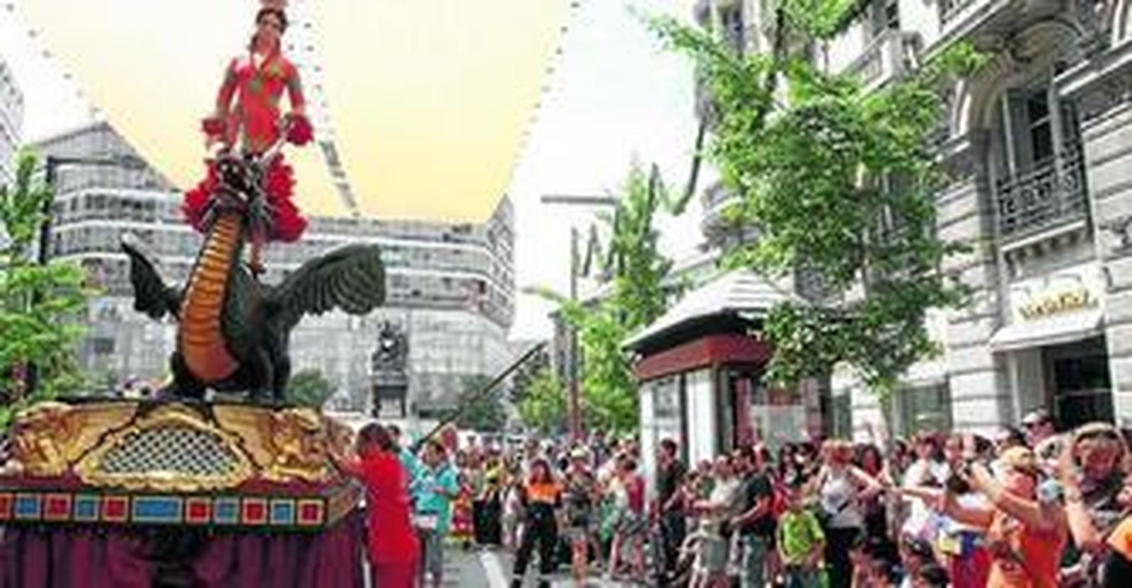 El calor no frenó al numeroso público que se congregó en el centro para ver a la maniquí pisando el Dragón.