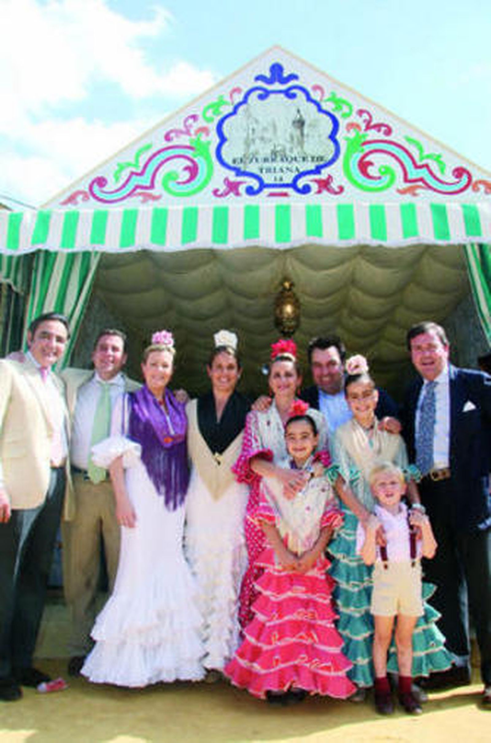 1. Míster Sevilla, Joana Jiménez, Pilar Vera, Lucía Hoyos, Paco Cerrato, Raquel Revuelta, María Garrido, Lola Alcocer, Macarena Echevarría y Ana Cristina Cañas. 2. El grupo Siempre así posa ante  la caseta El Zurraque de Triana. 3. Momento de la entrega del Giraldillo de Manolo Gallardo a José Mercé. 4. Dolores Abril recibe del alcalde el tradicional Clavel,  un galardón que cada año otorga la Asociación de la Prensa.