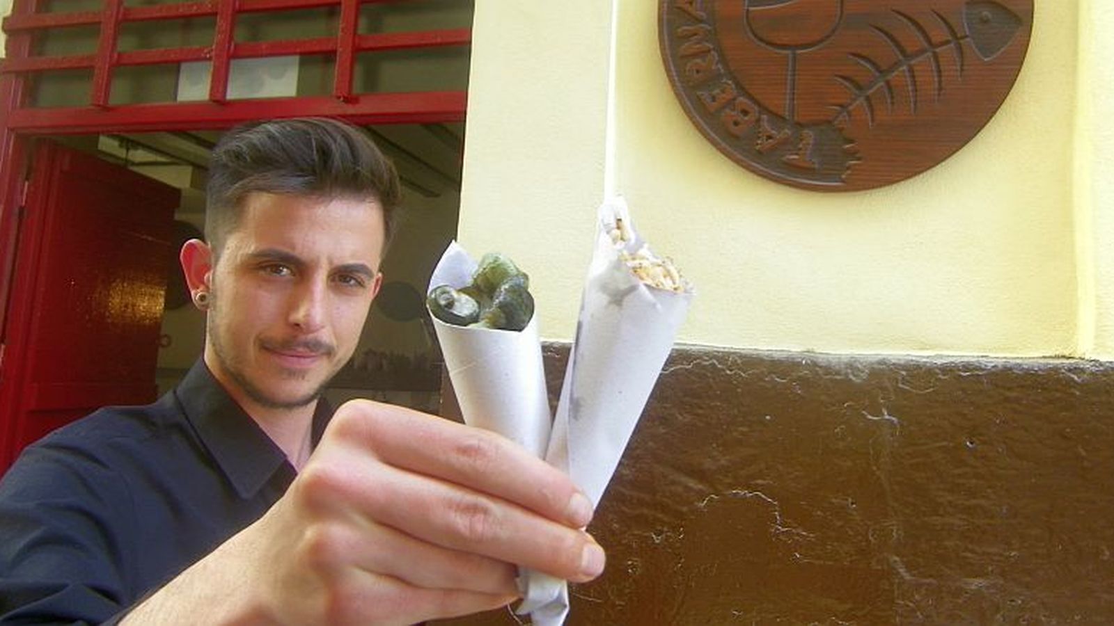 Mario, el mejor encargado que ha tenido La Carbonera, con dos cartuchitos, uno de burgaíllos y otro de camarones.