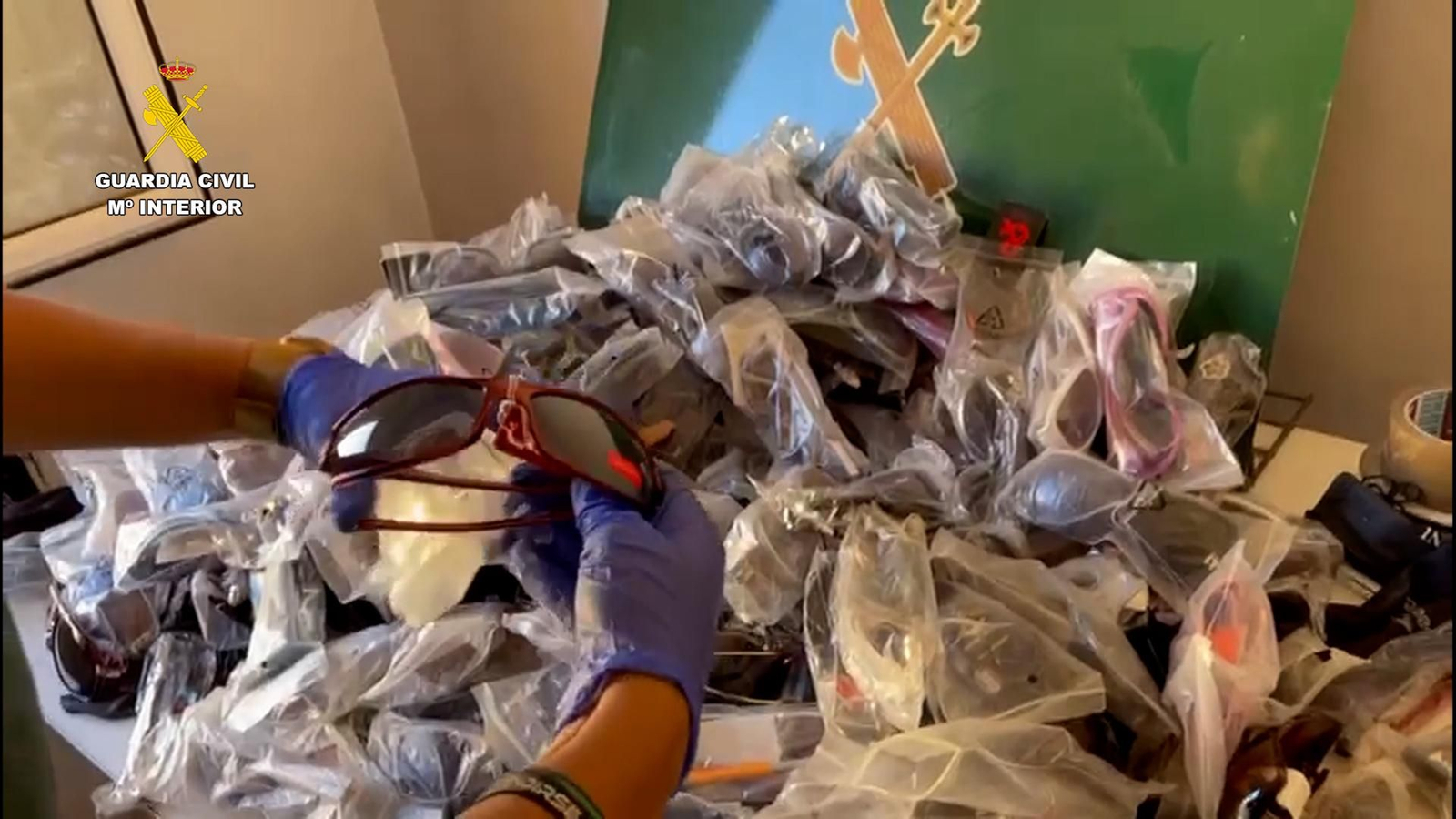 Prendas intervenidas en esta operación de la Guardia Civil.